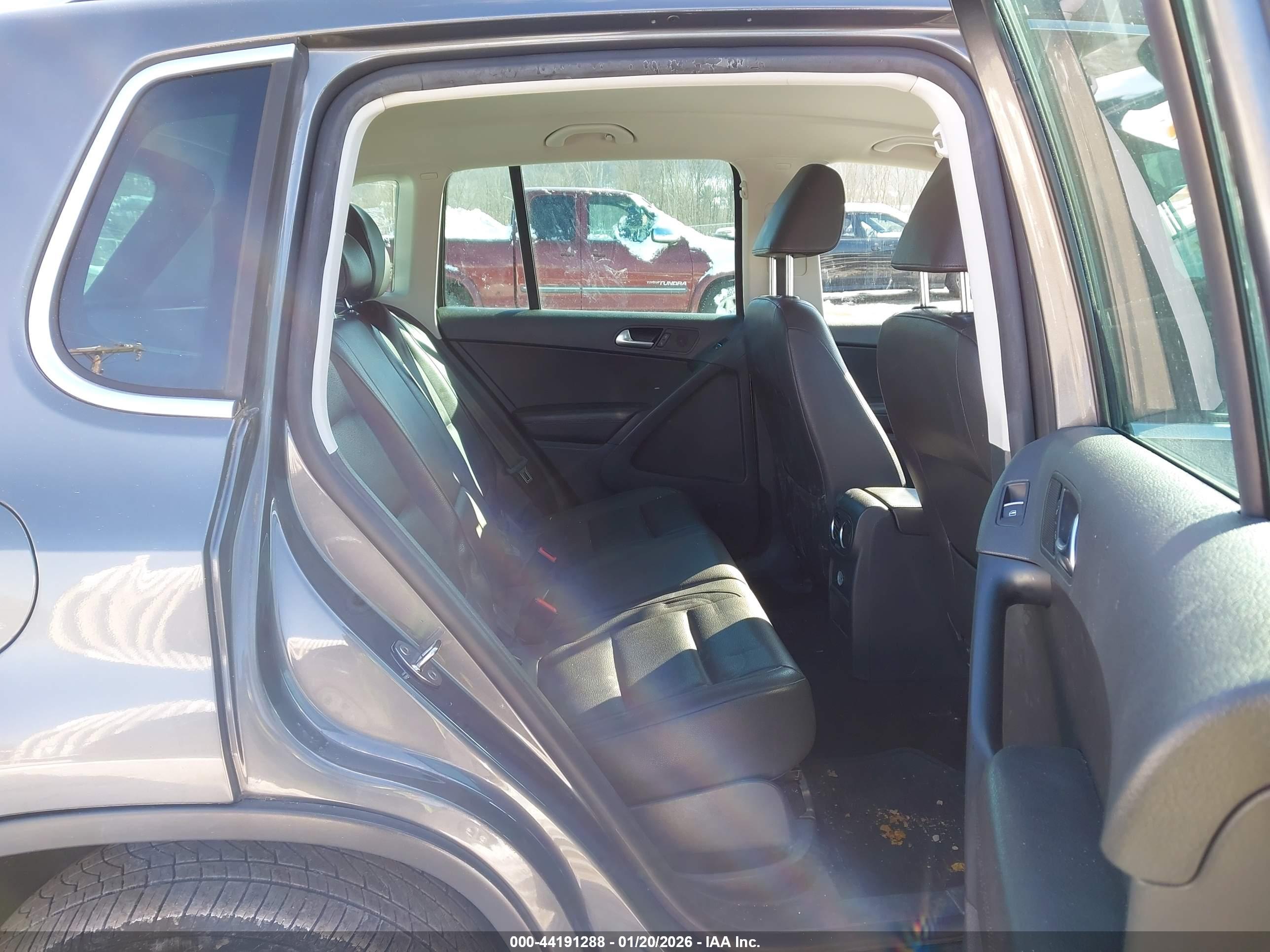 VOLKSWAGEN TIGUAN image 8