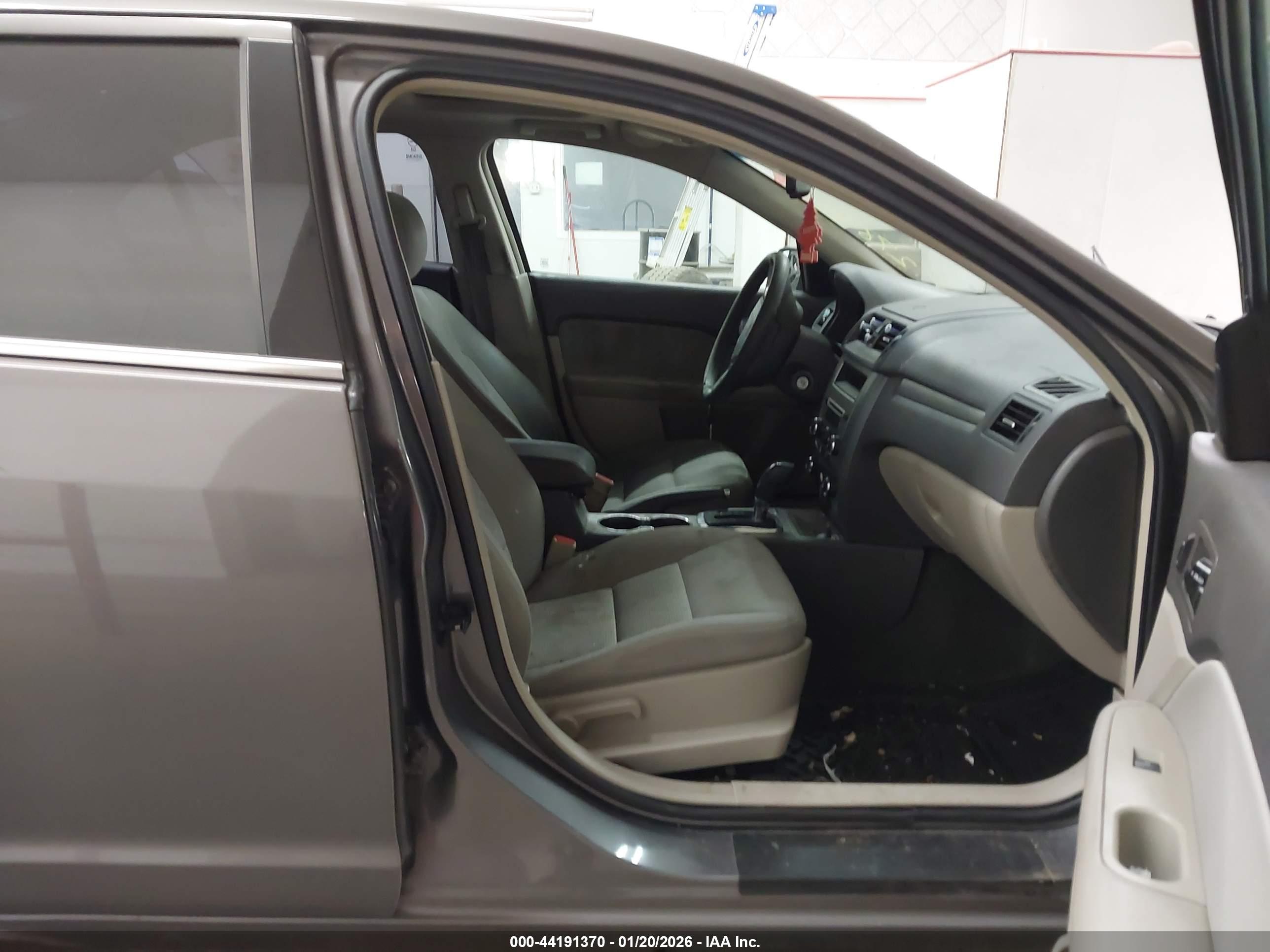 FORD FUSION image 5