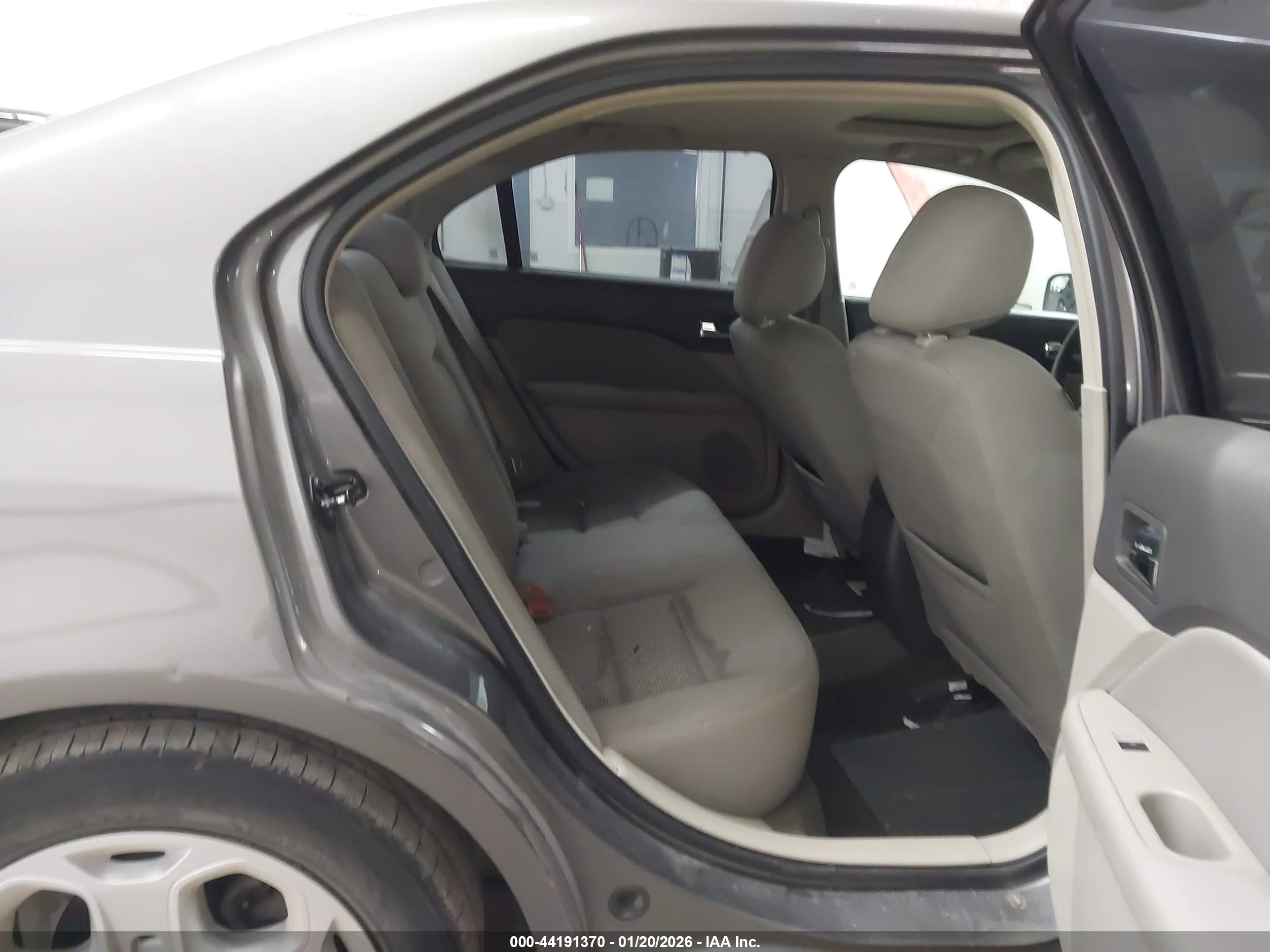 FORD FUSION image 8