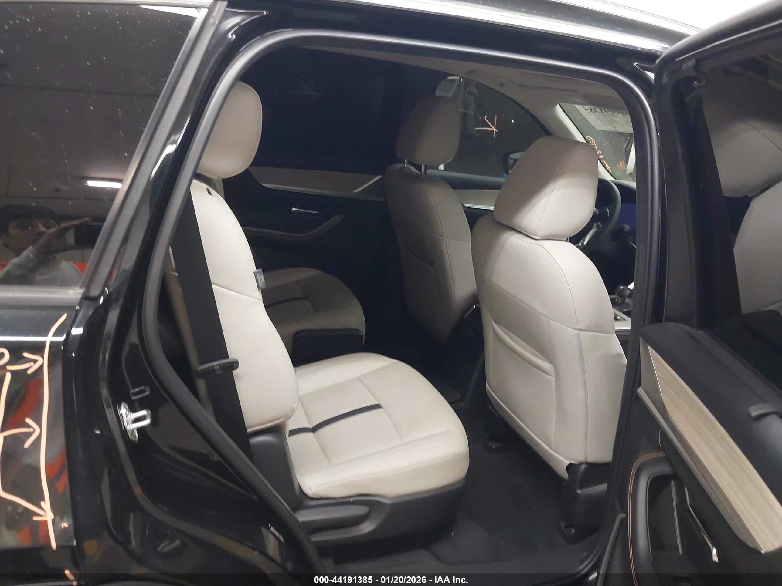 MAZDA CX-90 image 8