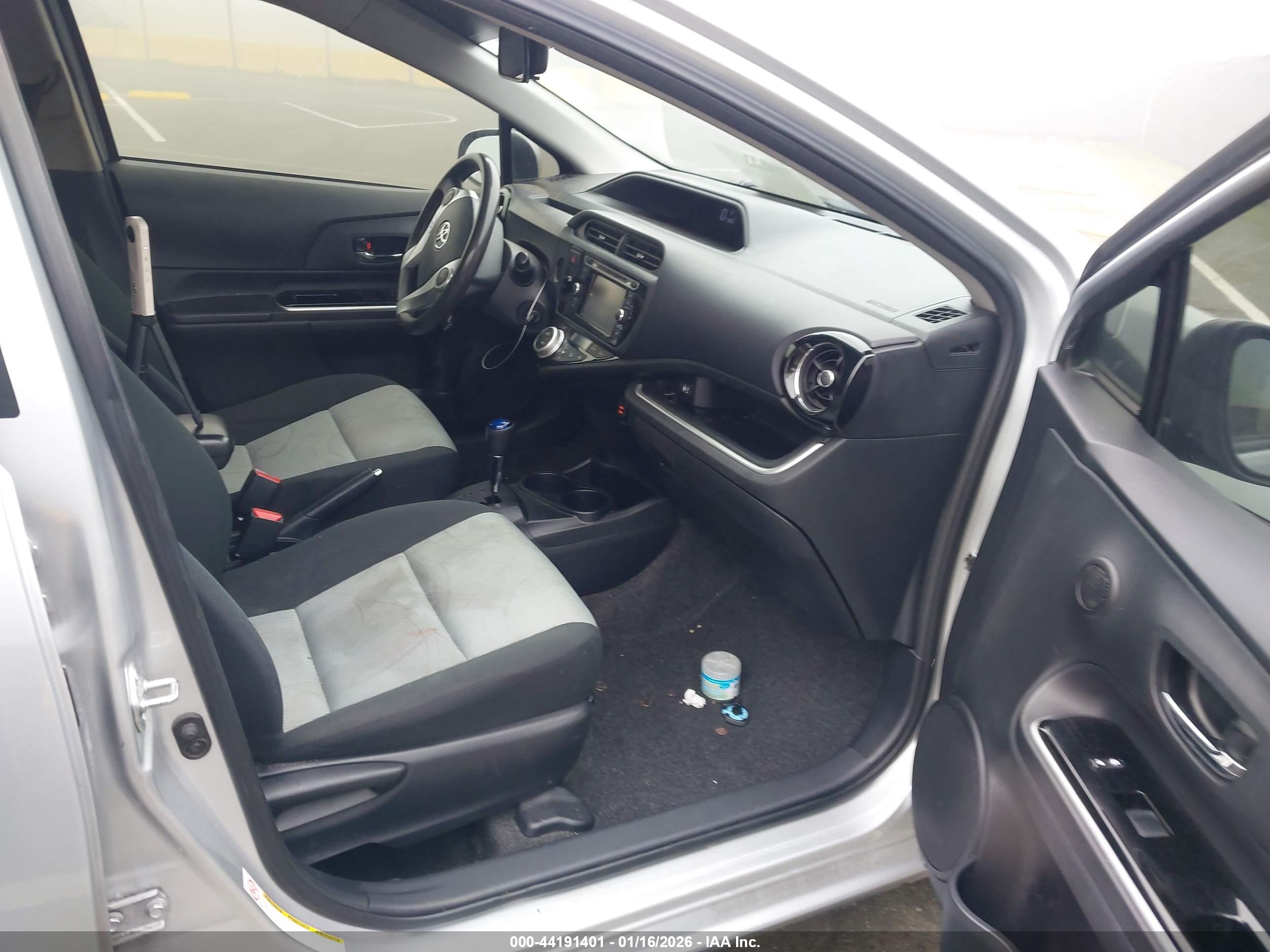 TOYOTA PRIUS image 5