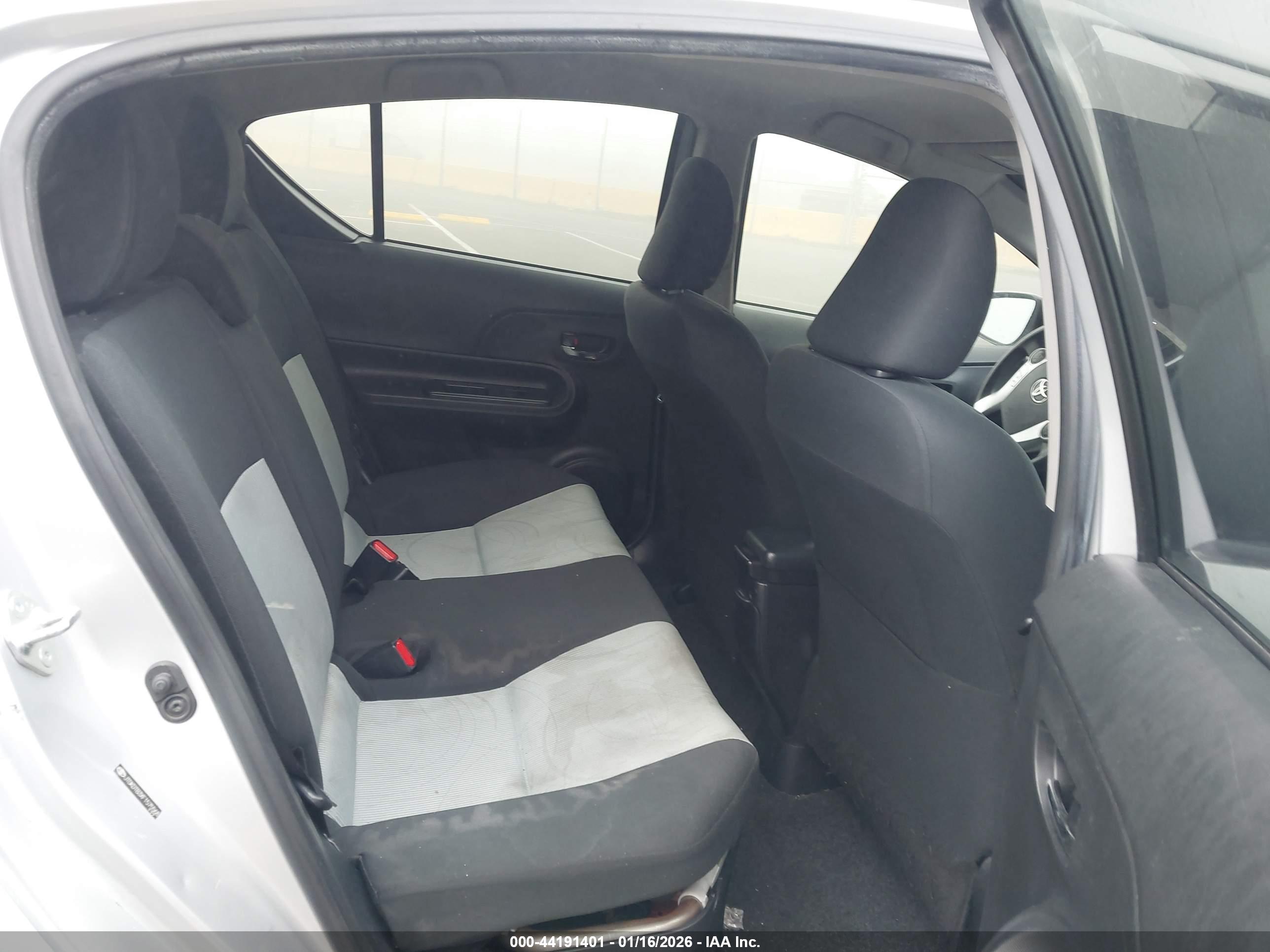 TOYOTA PRIUS image 8