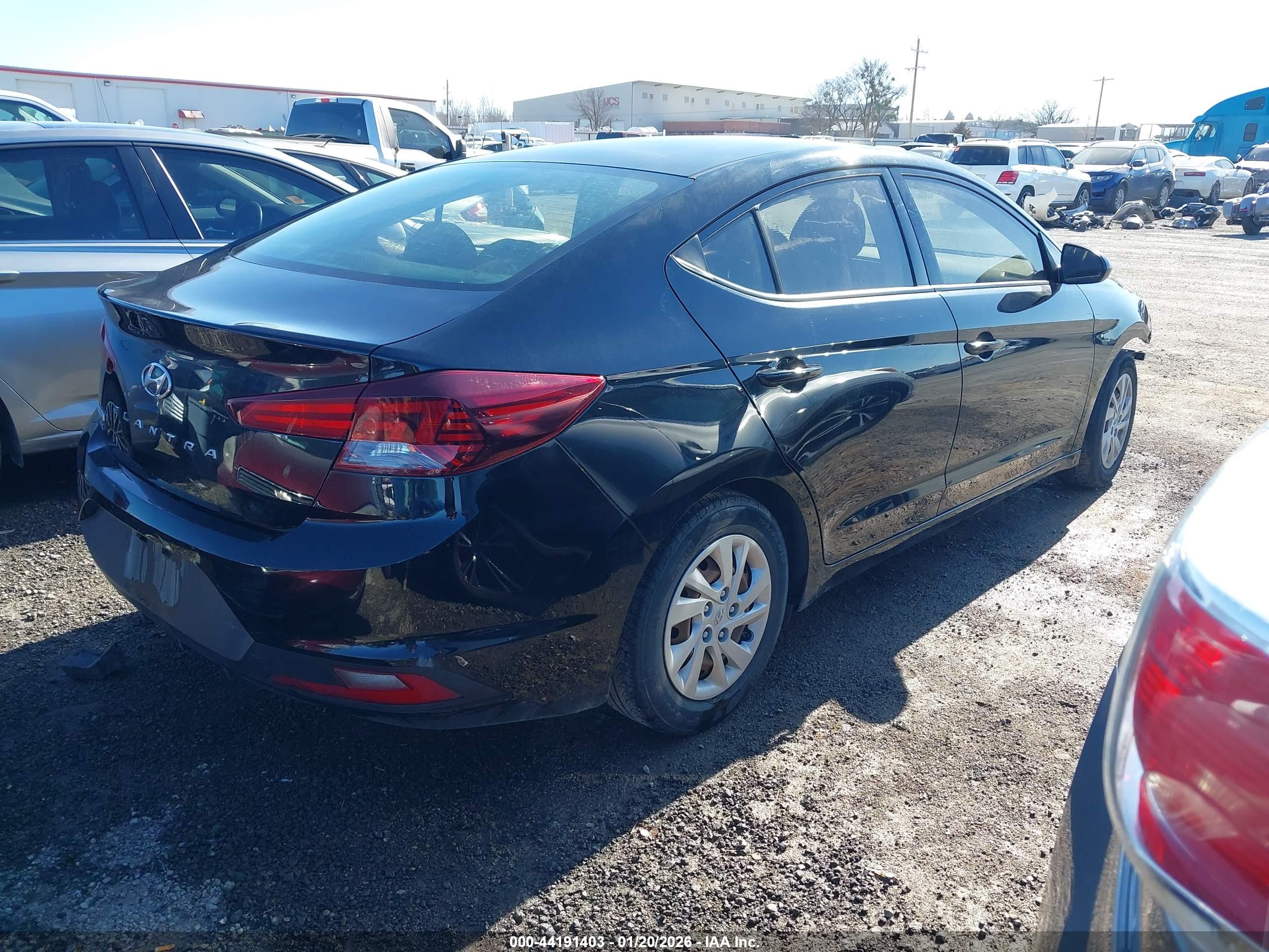 HYUNDAI ELANTRA image 4