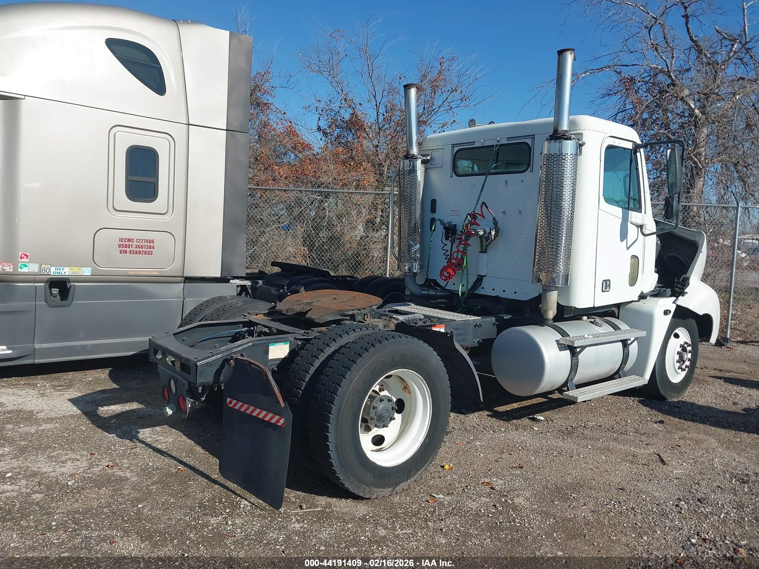 FREIGHTLINER CONVENTIONAL image 4