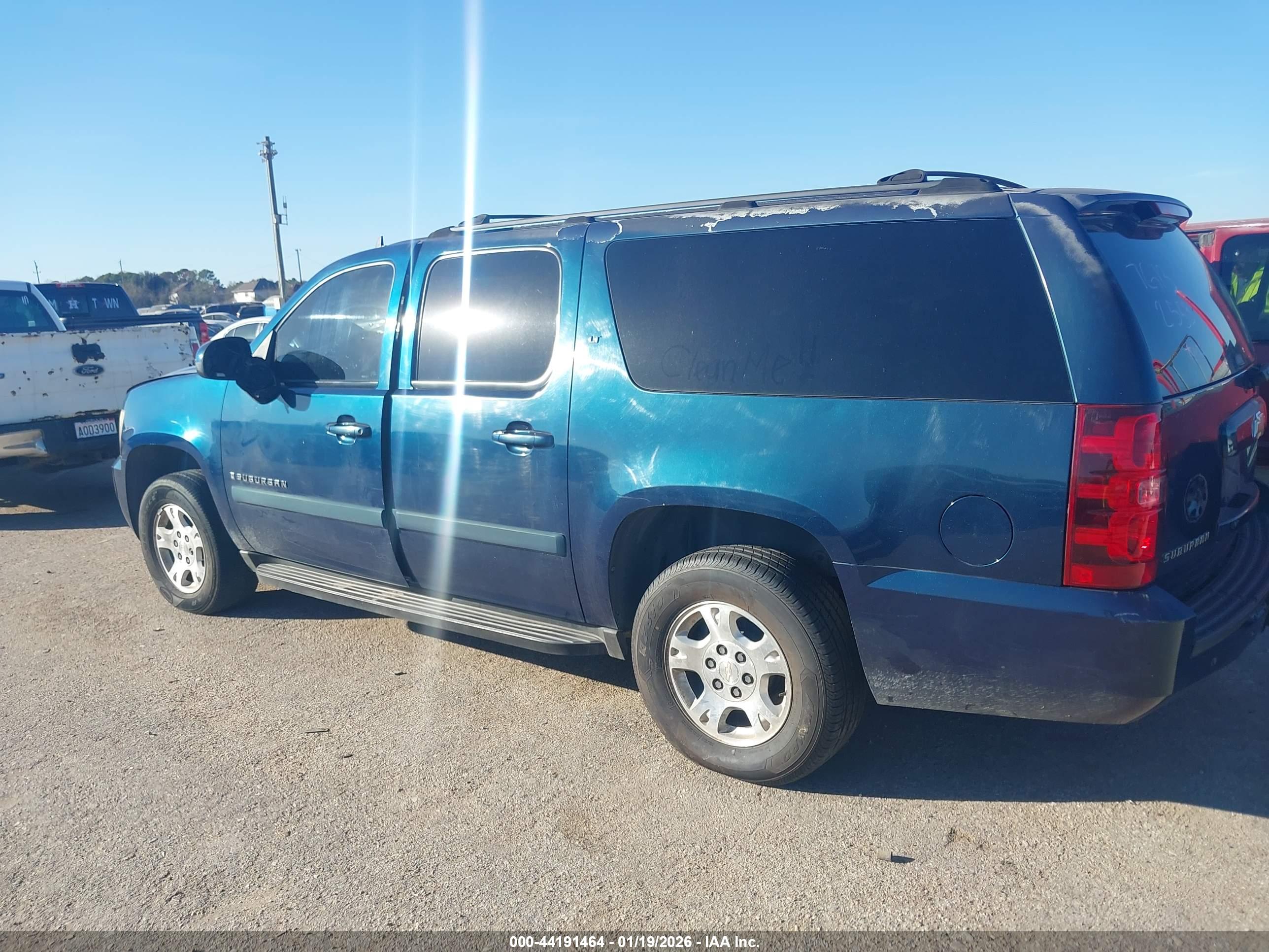 CHEVROLET SUBURBAN image 3