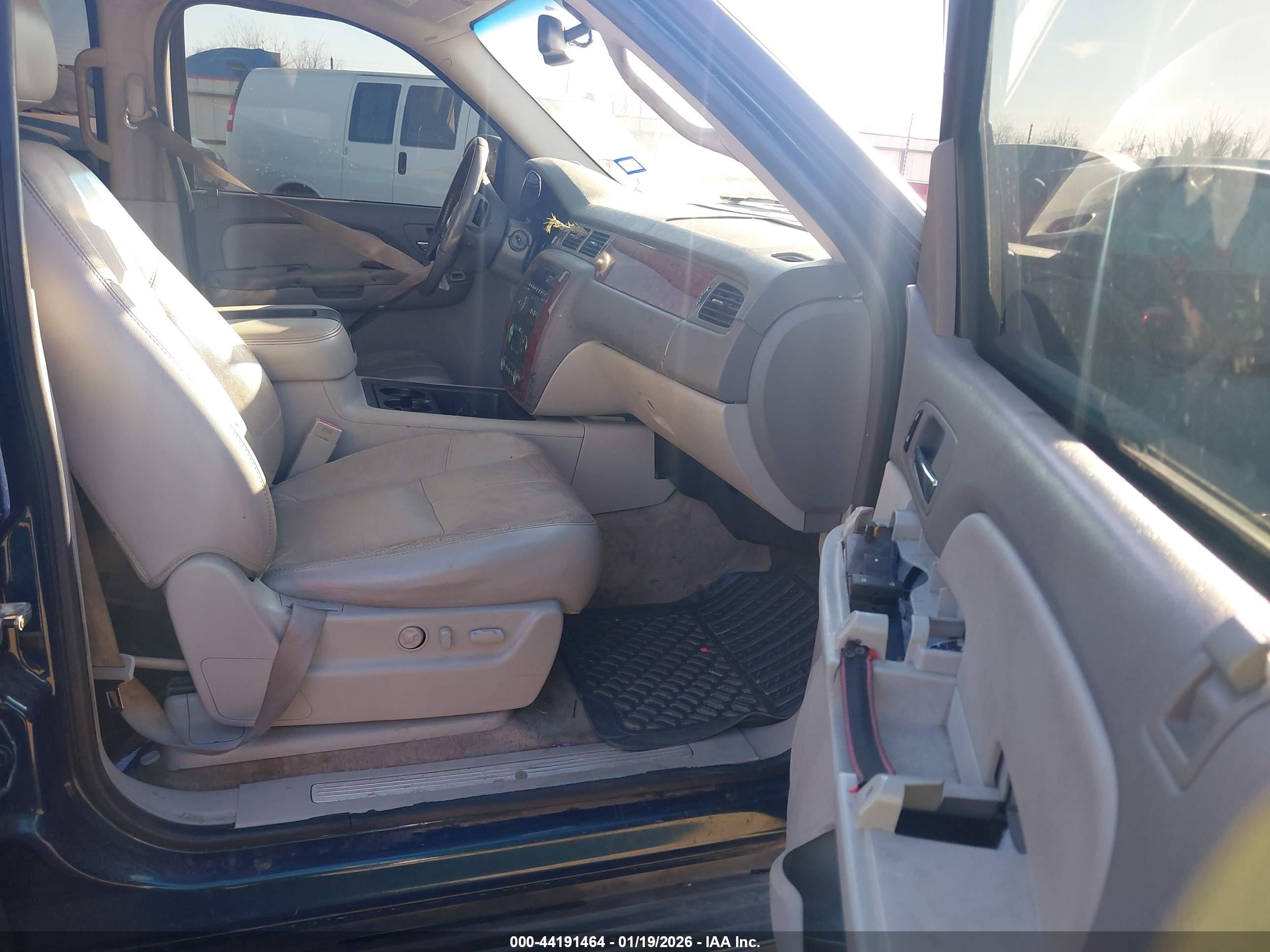 CHEVROLET SUBURBAN image 5