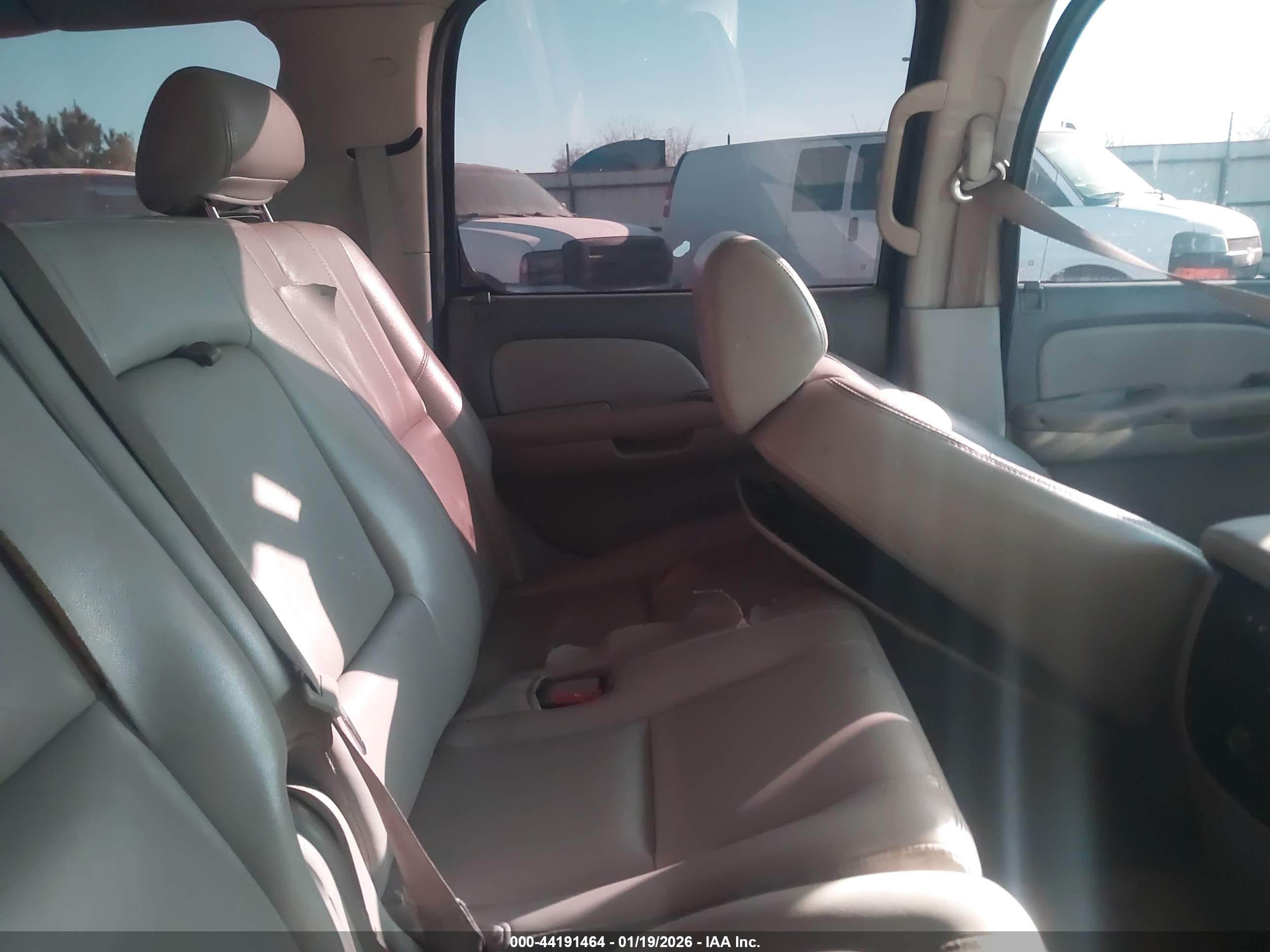 CHEVROLET SUBURBAN image 8