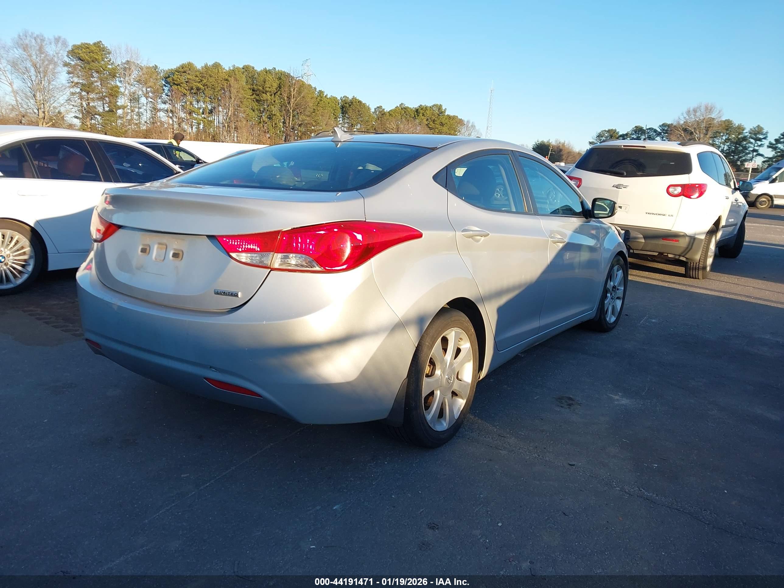 HYUNDAI ELANTRA image 4