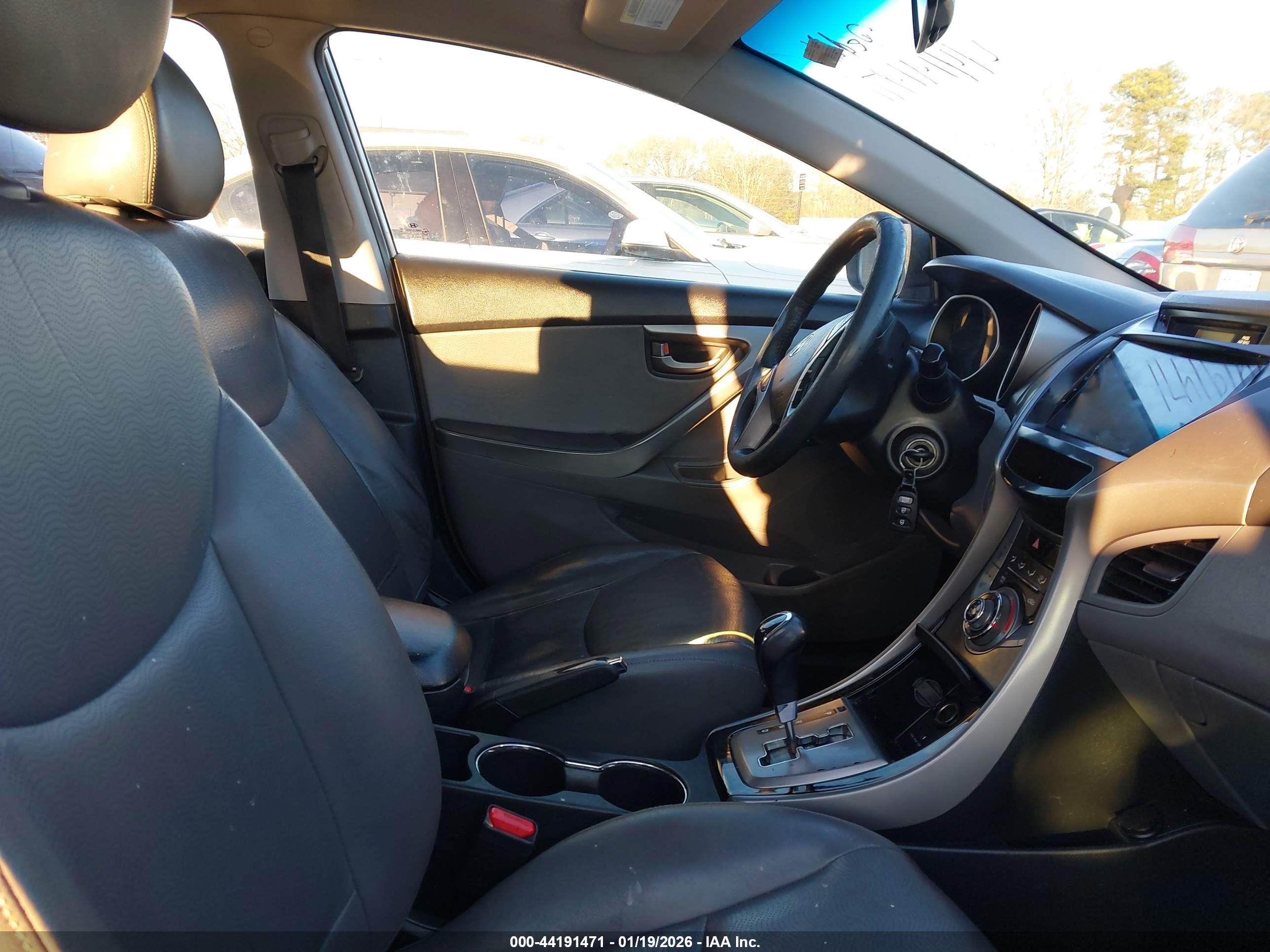 HYUNDAI ELANTRA image 5