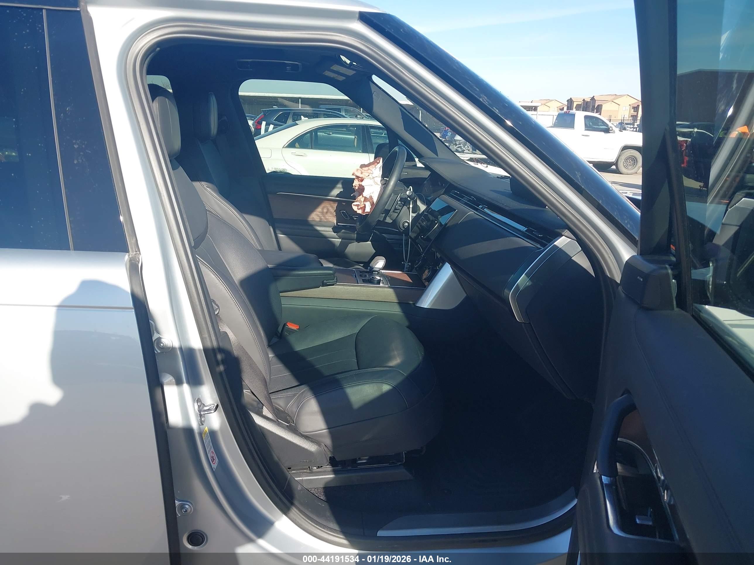 LAND ROVER image 5