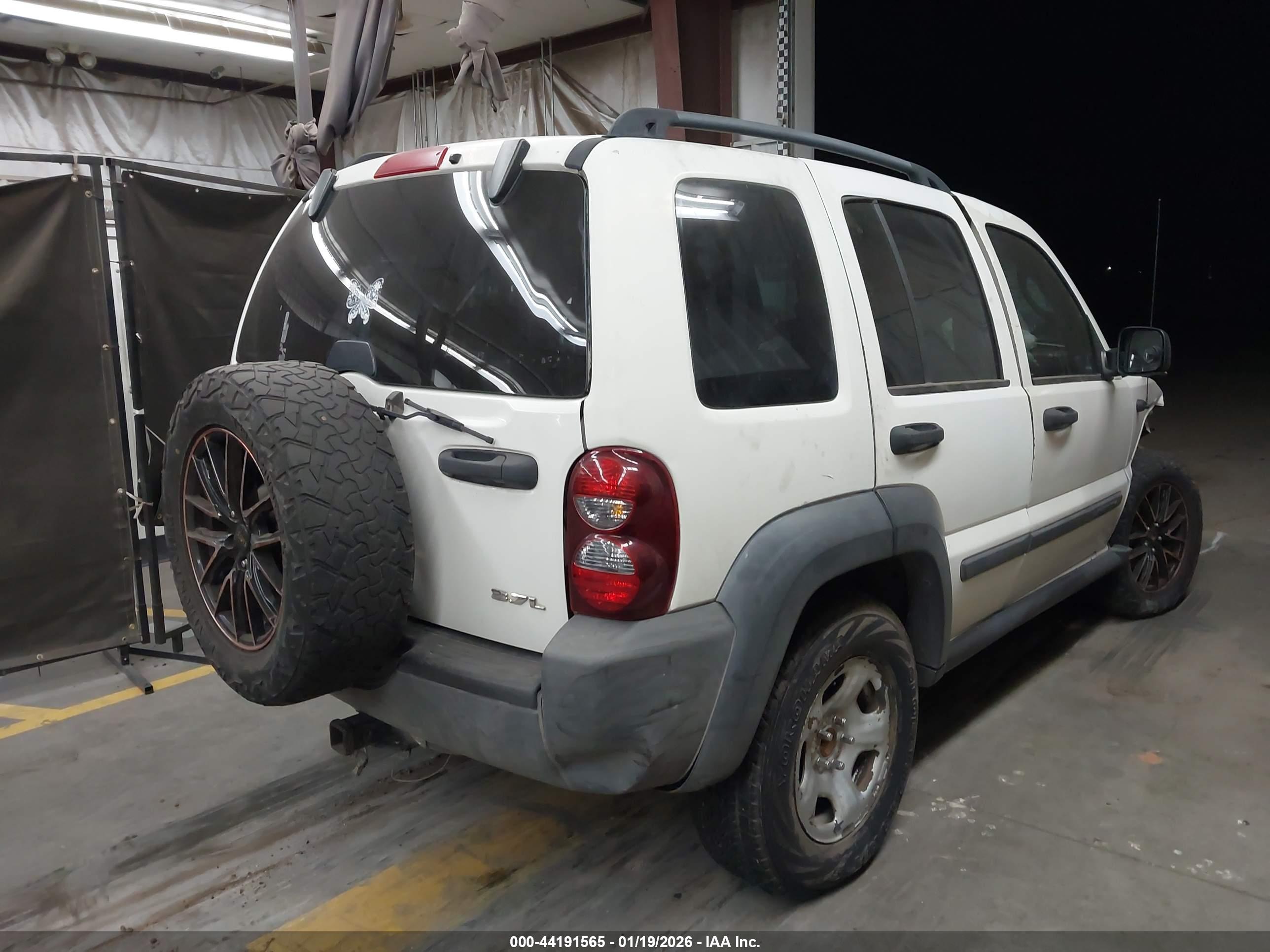 JEEP LIBERTY image 4