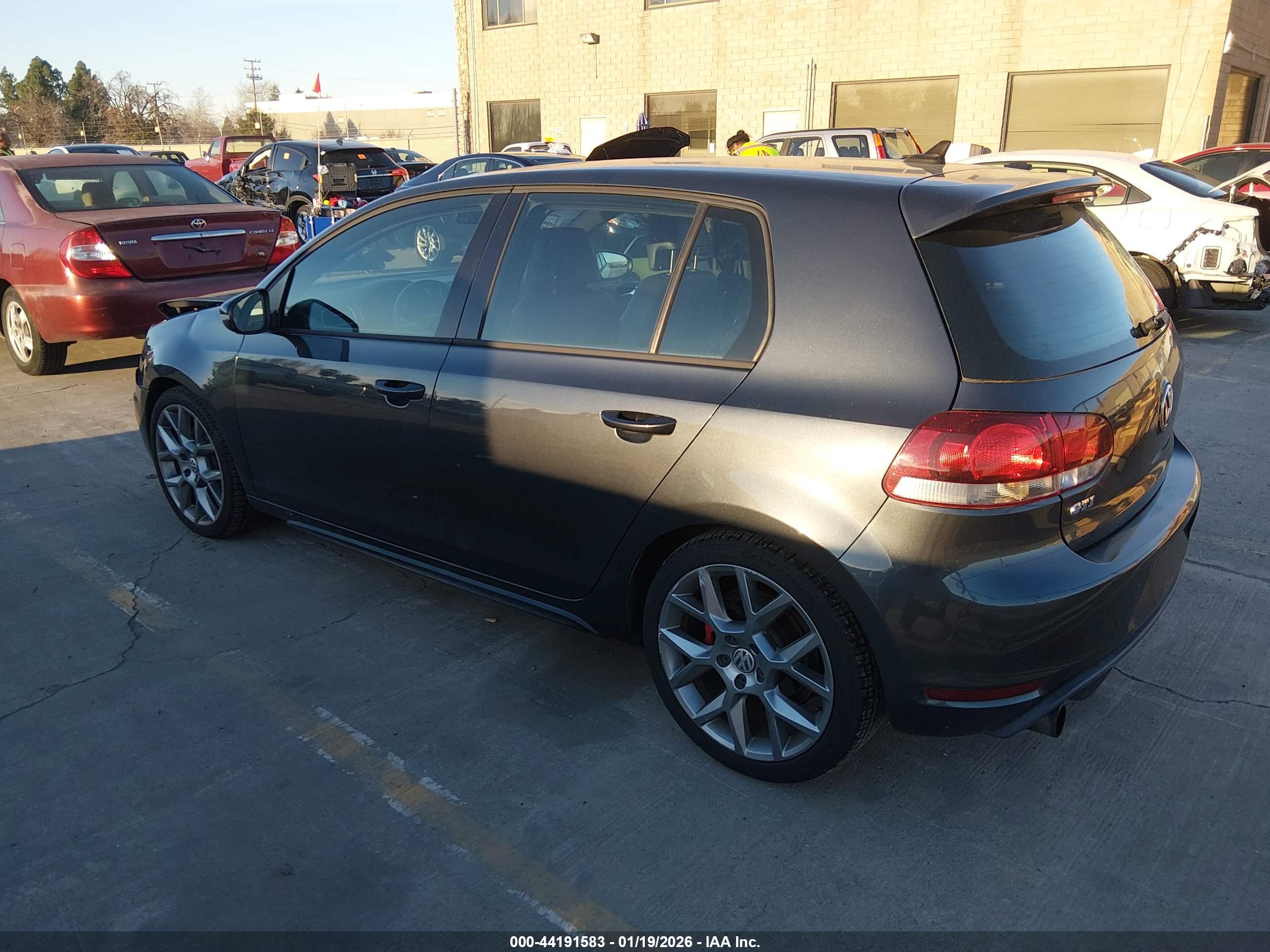 VOLKSWAGEN GTI image 3