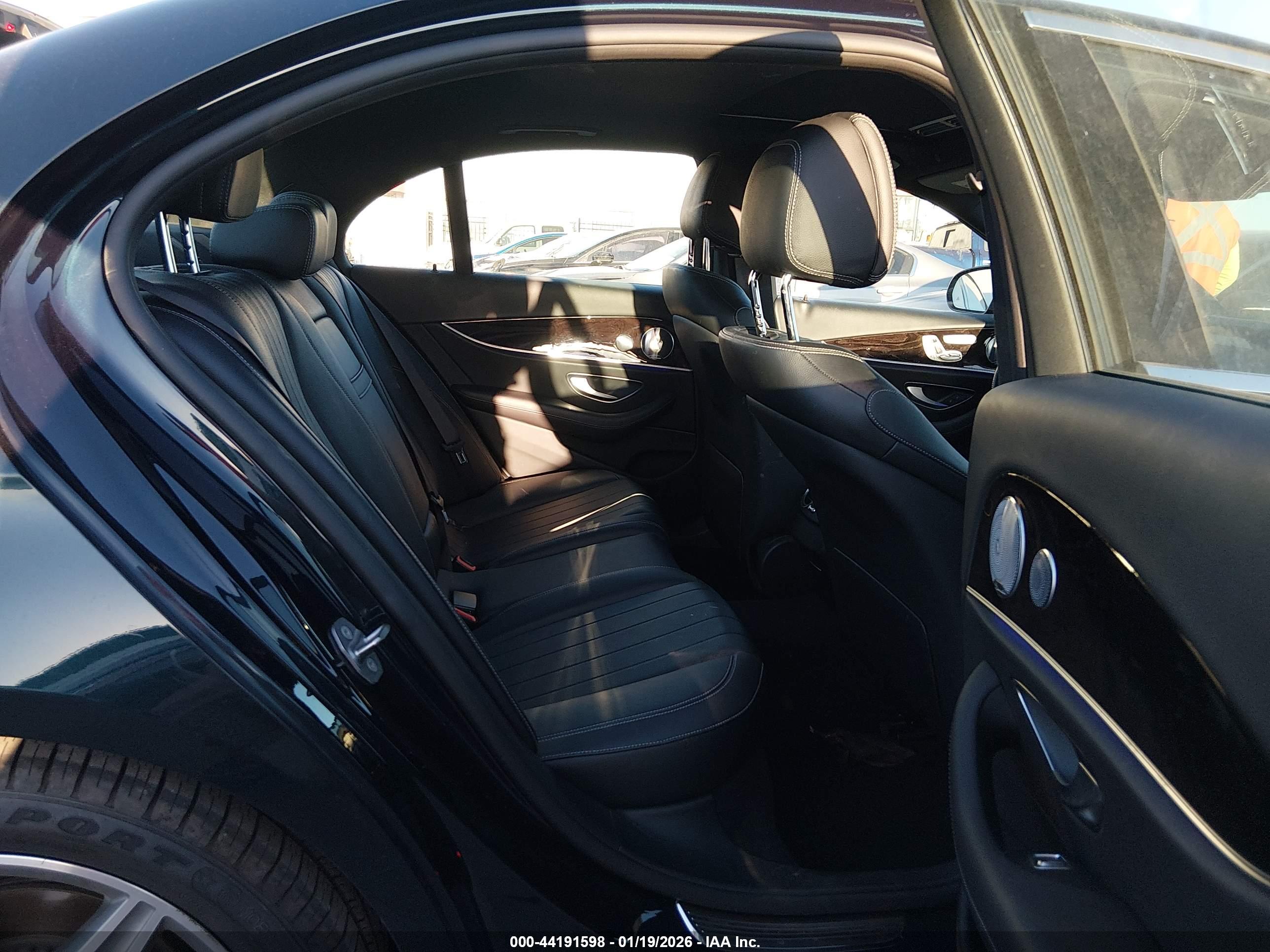 MERCEDES-BENZ E image 8