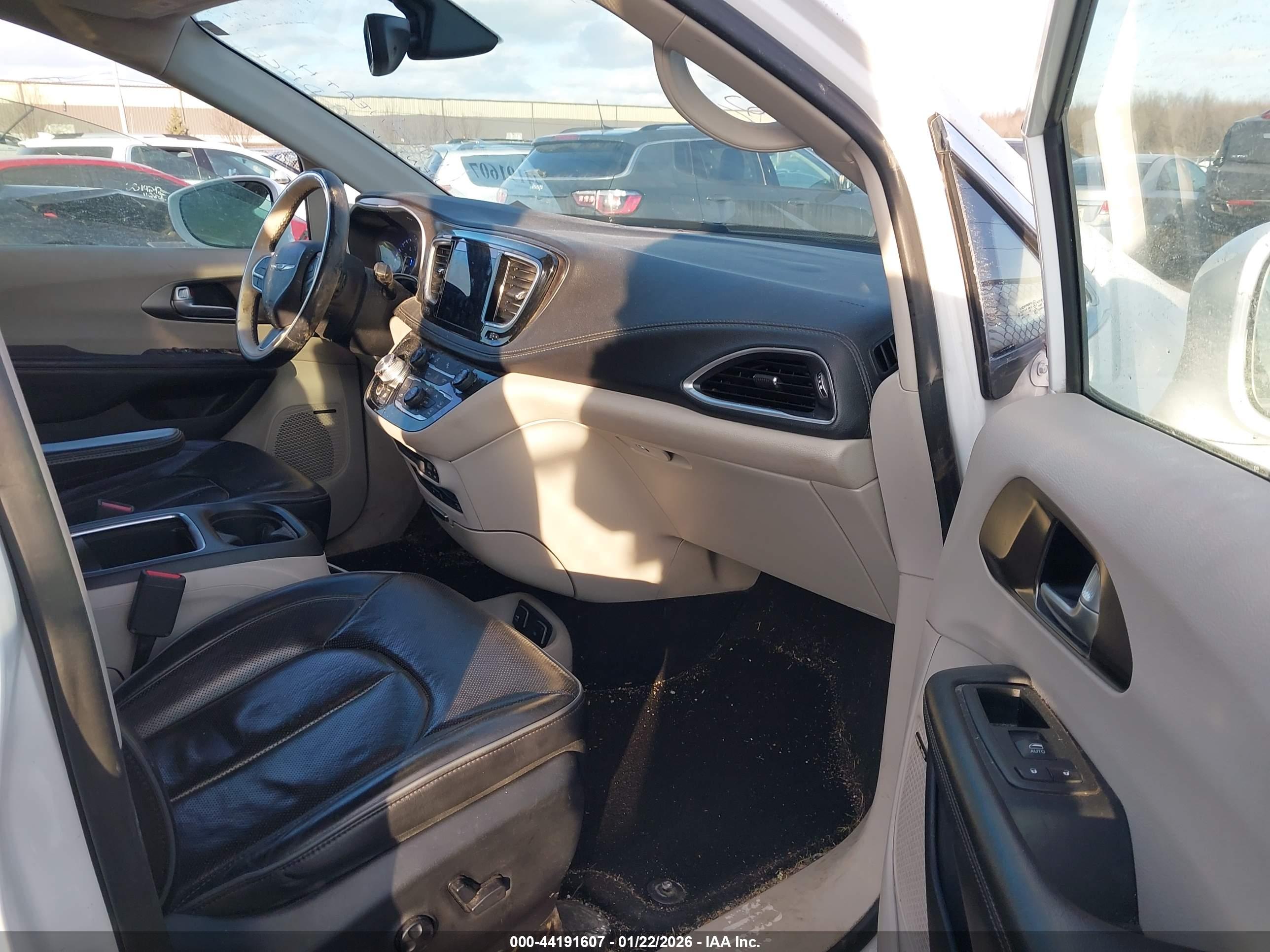 CHRYSLER PACIFICA image 5