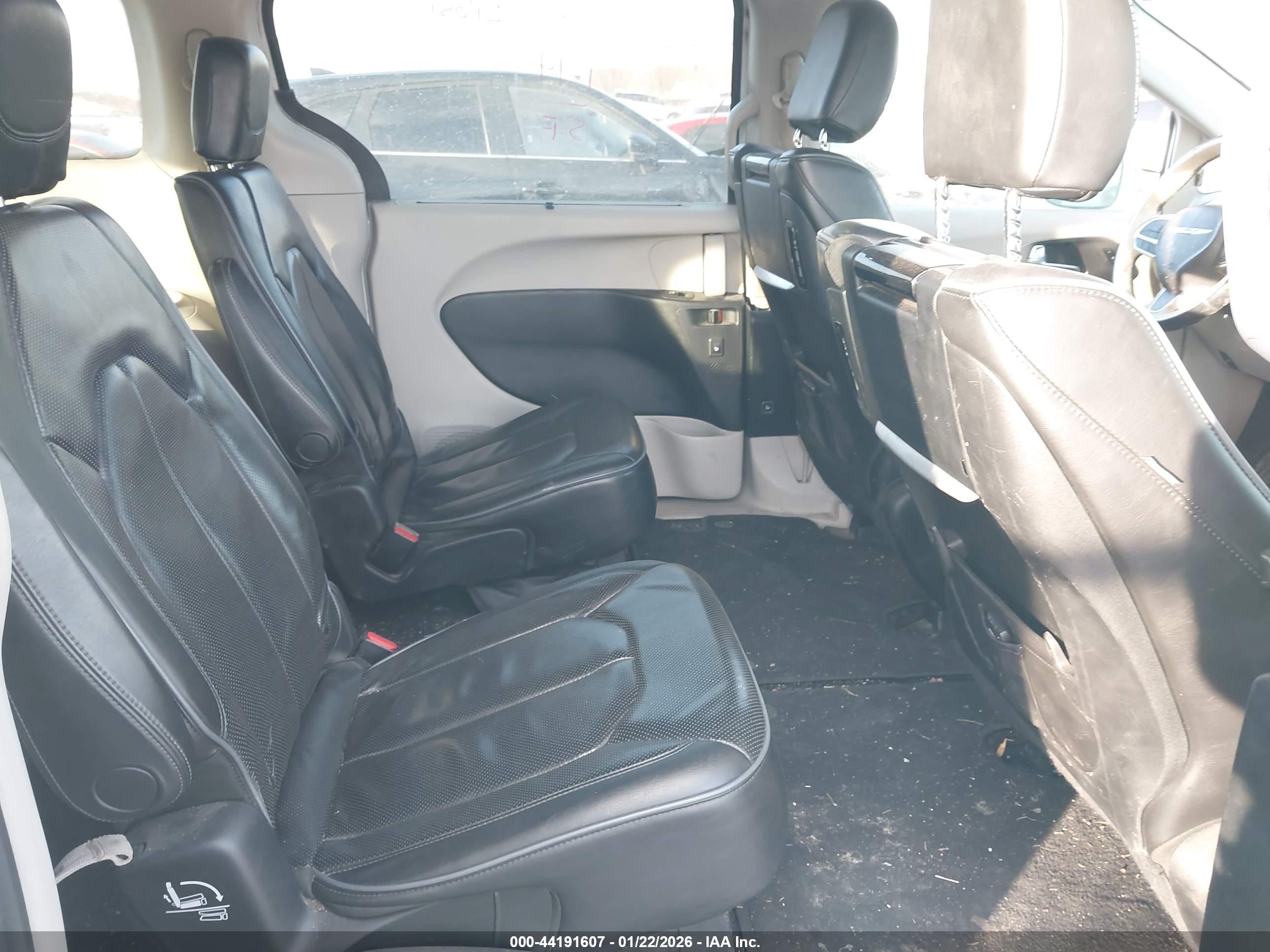 CHRYSLER PACIFICA image 8