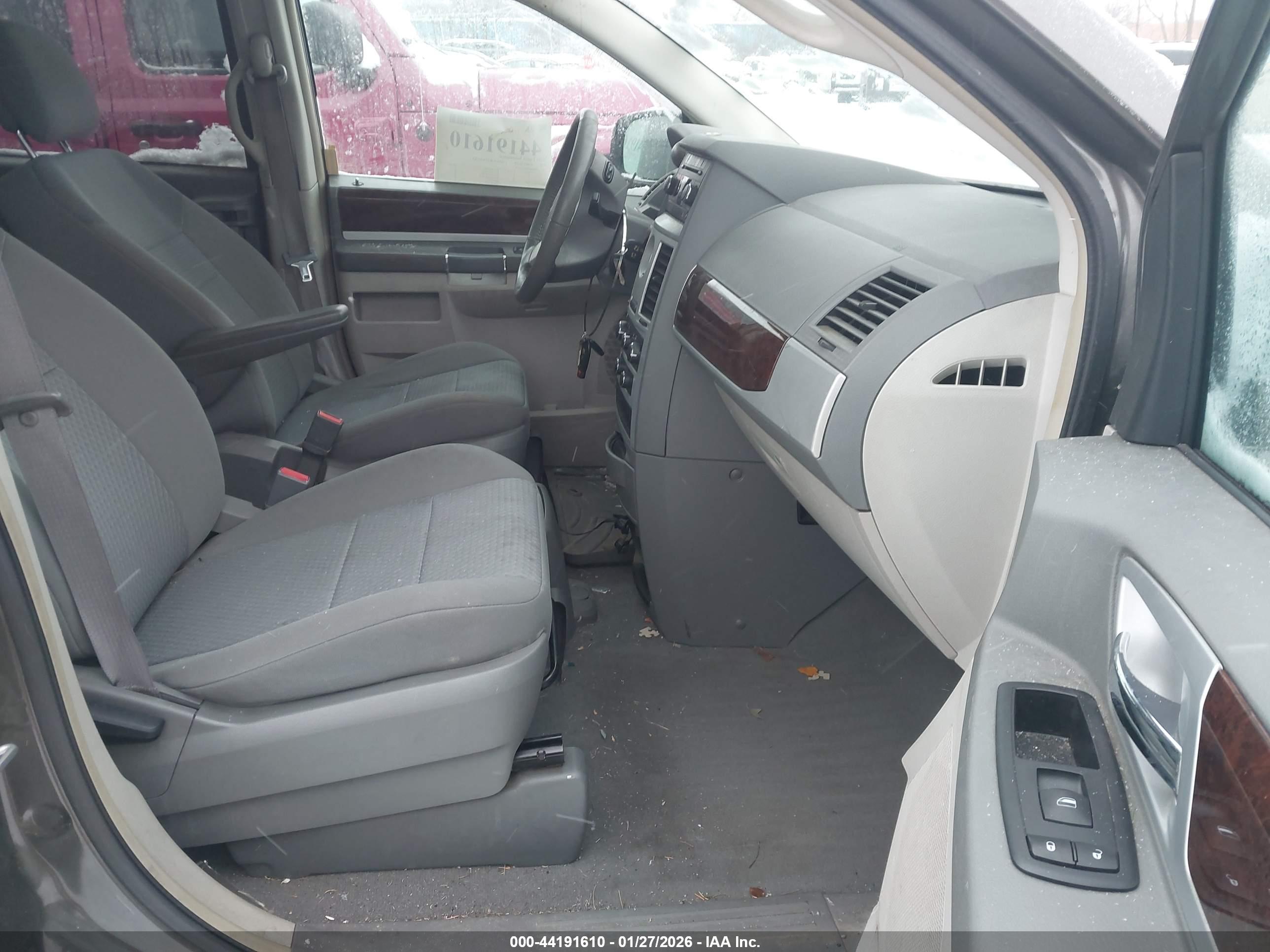 CHRYSLER TOWN image 5