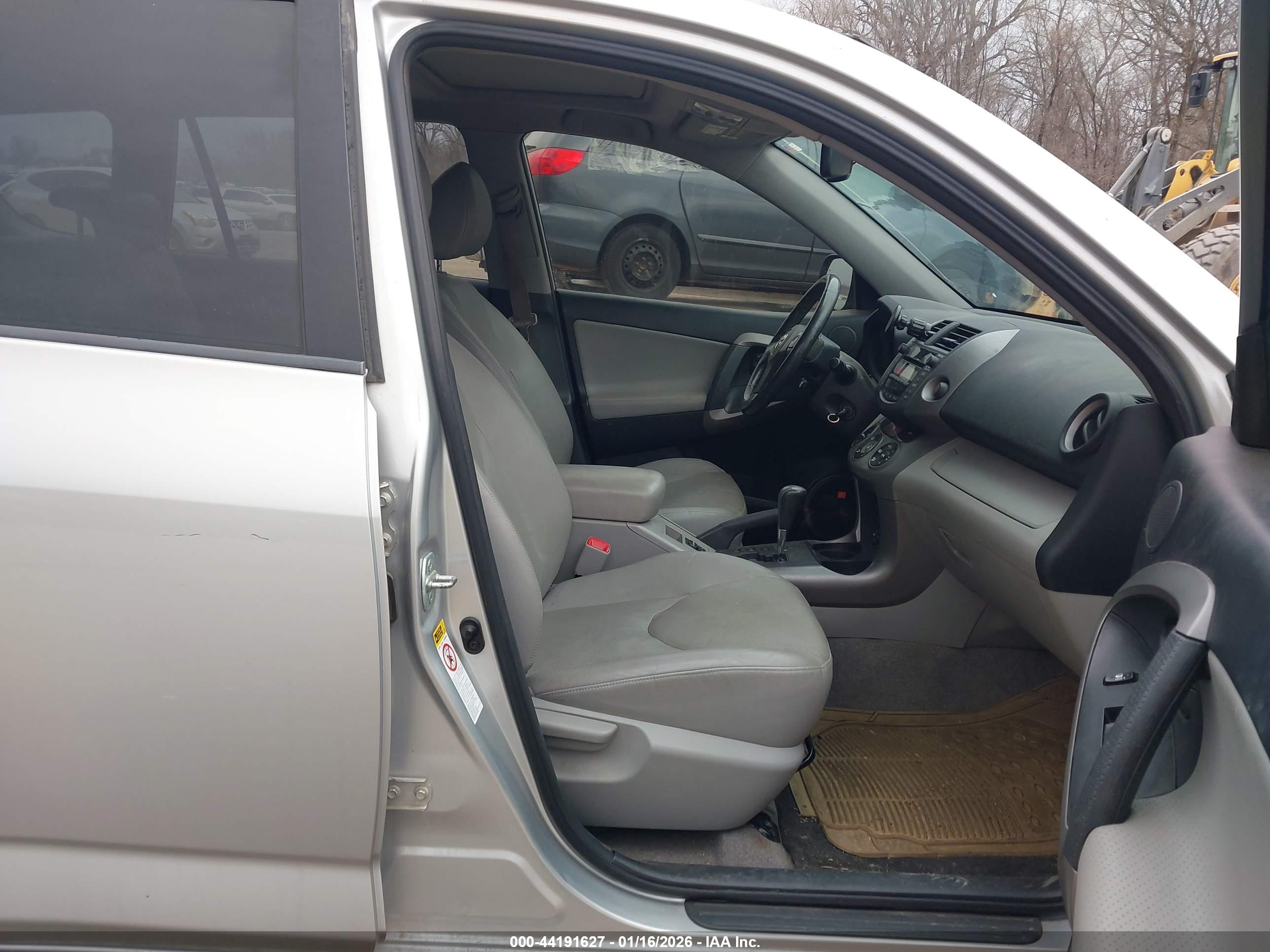 TOYOTA RAV4 image 5