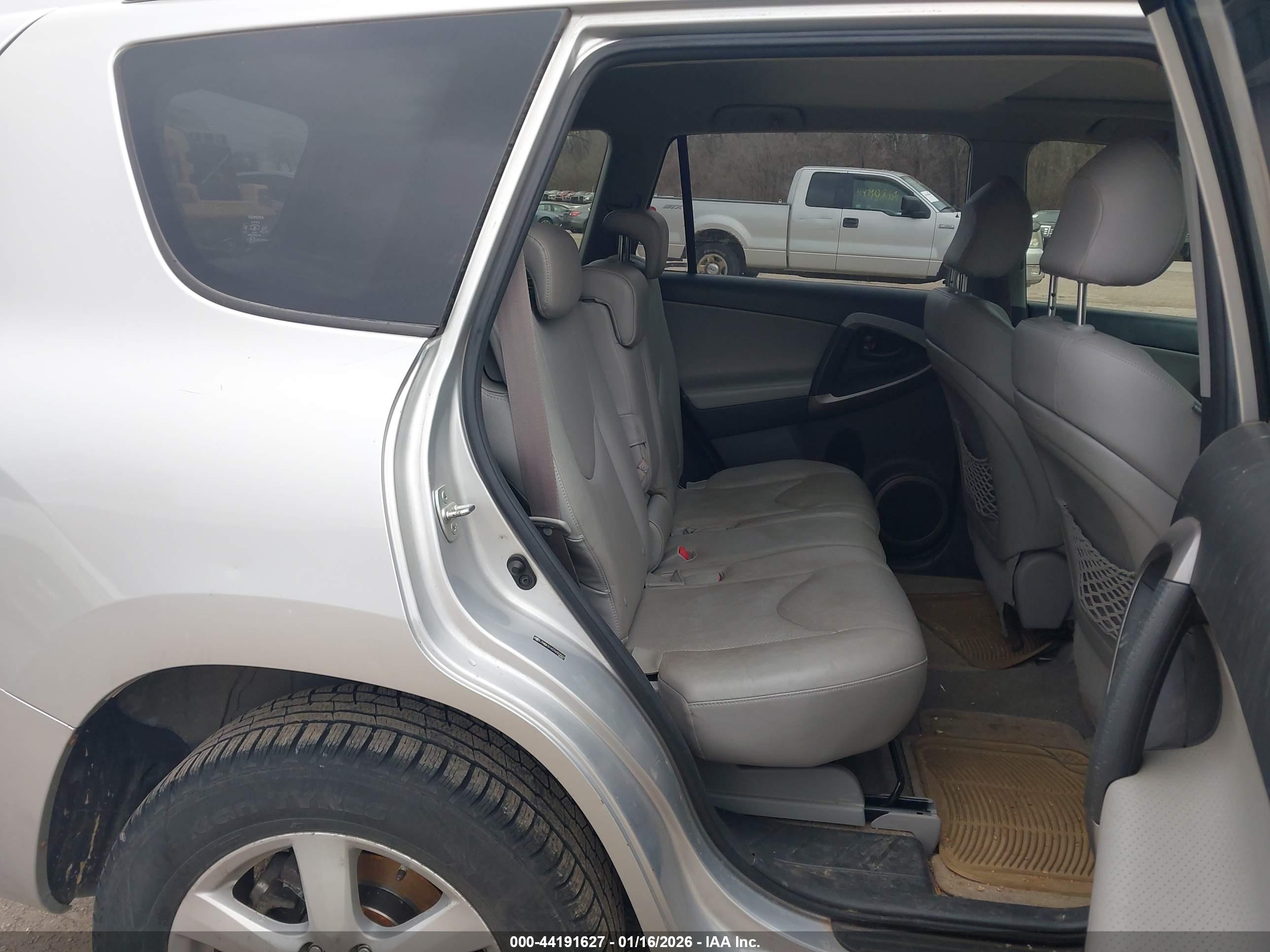 TOYOTA RAV4 image 8