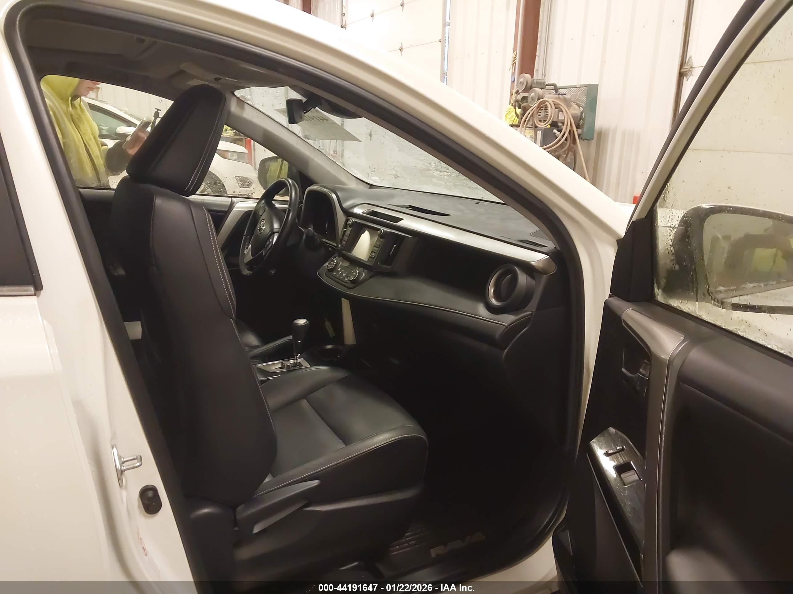 TOYOTA RAV4 image 5