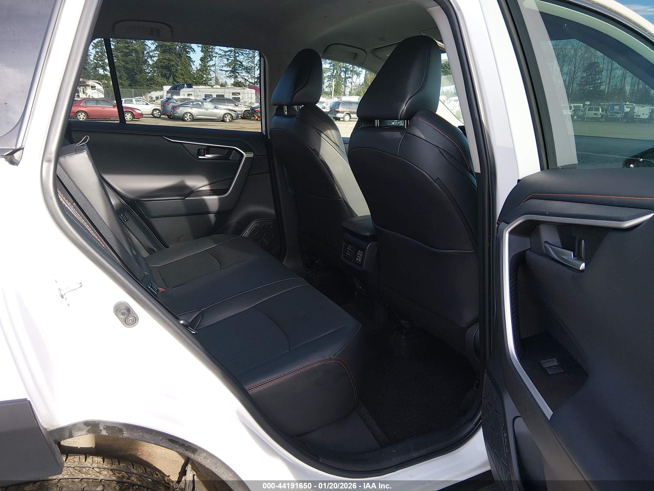 TOYOTA RAV4 image 8