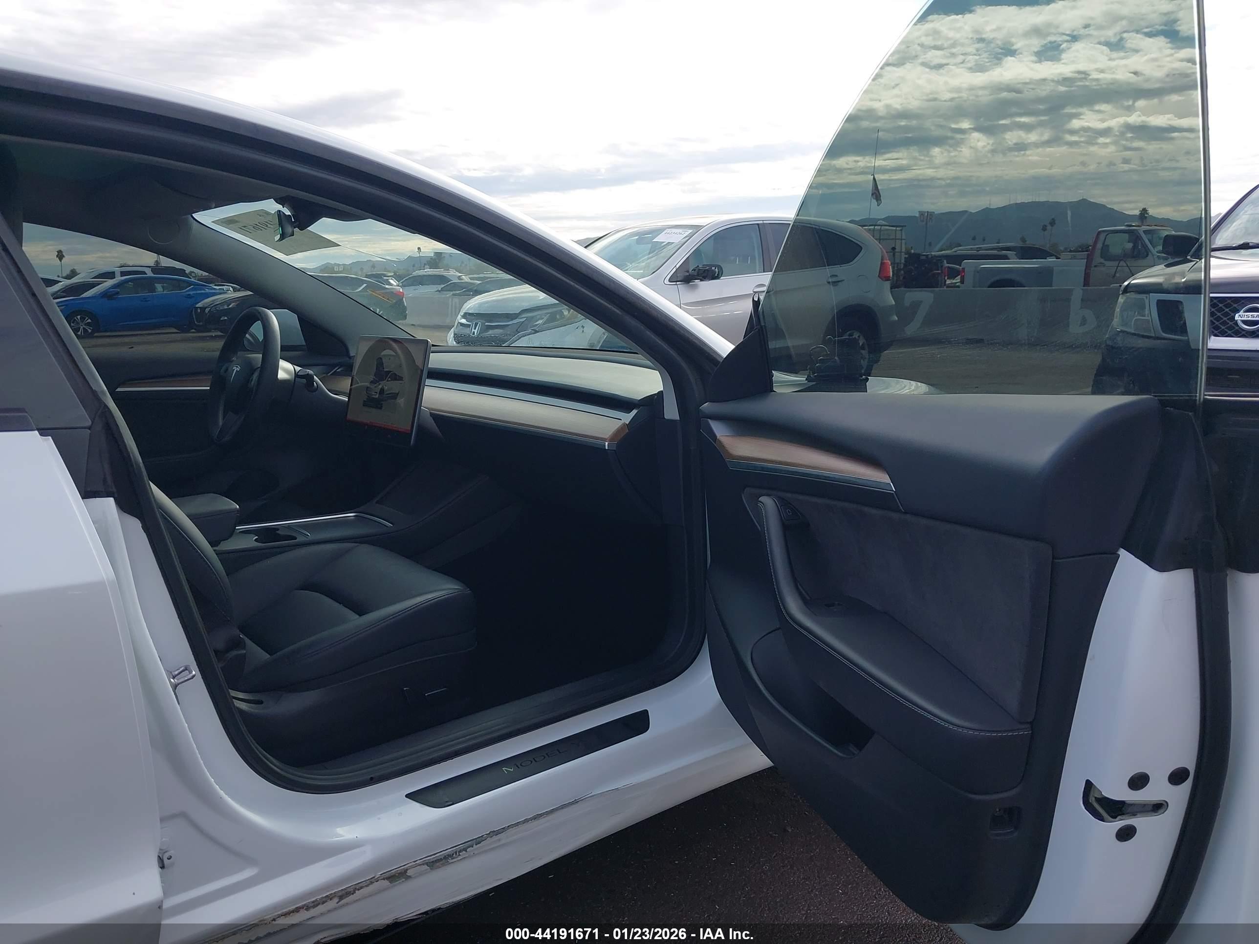 TESLA MODEL image 5