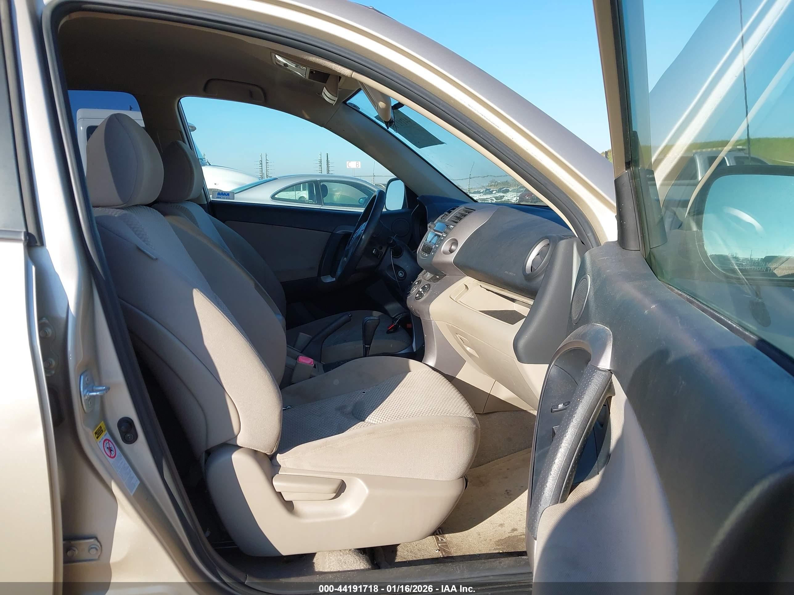 TOYOTA RAV4 image 5
