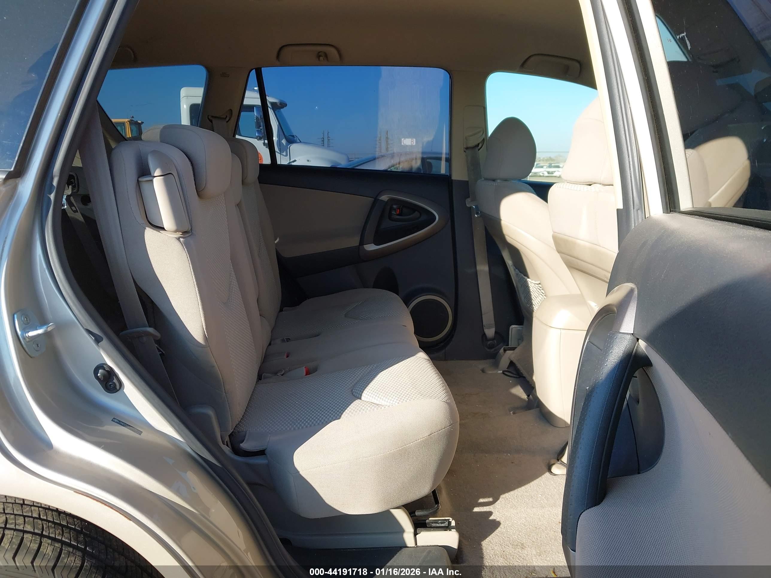 TOYOTA RAV4 image 8