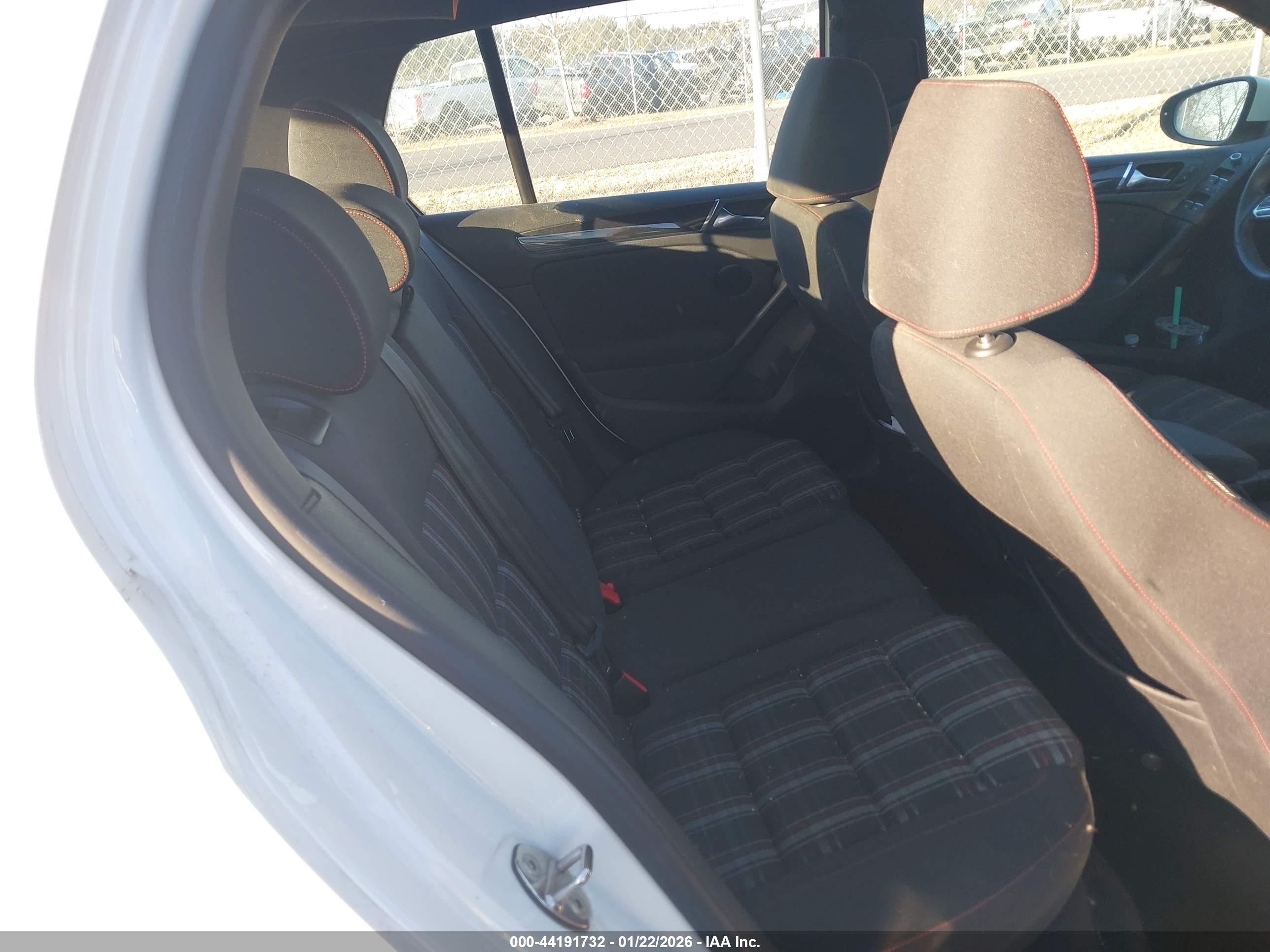 VOLKSWAGEN GTI image 8