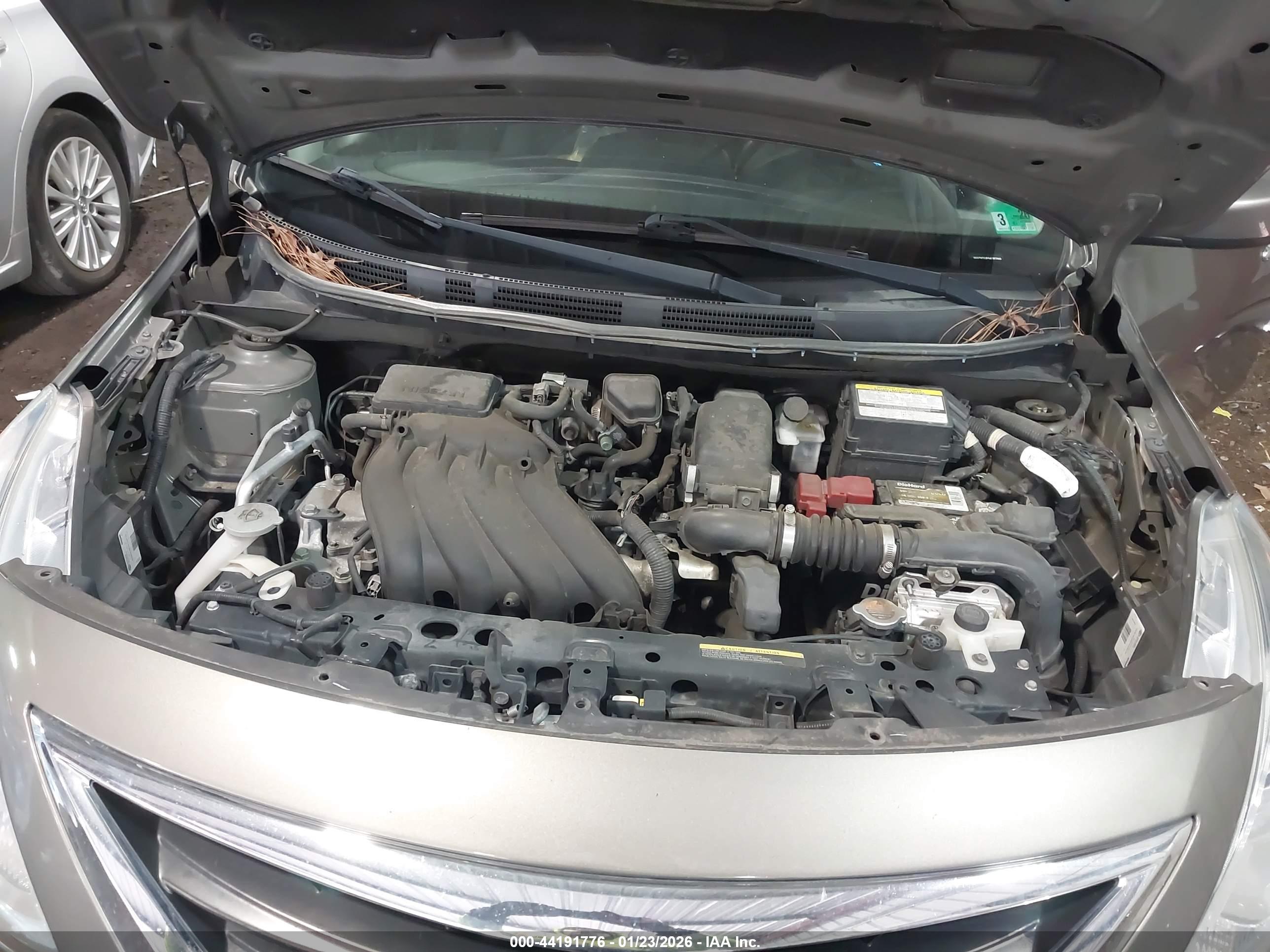 NISSAN VERSA image 10