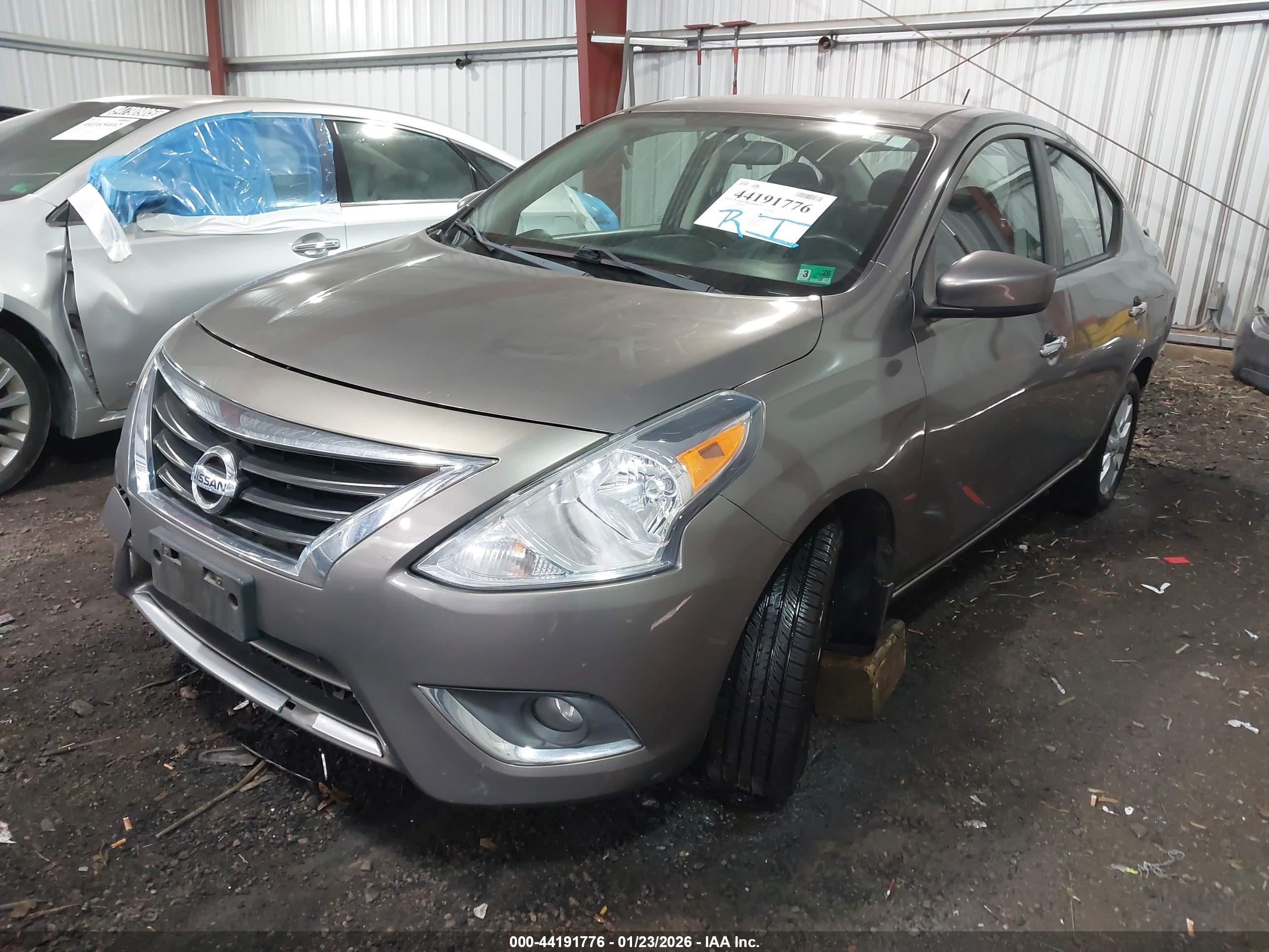 NISSAN VERSA image 2