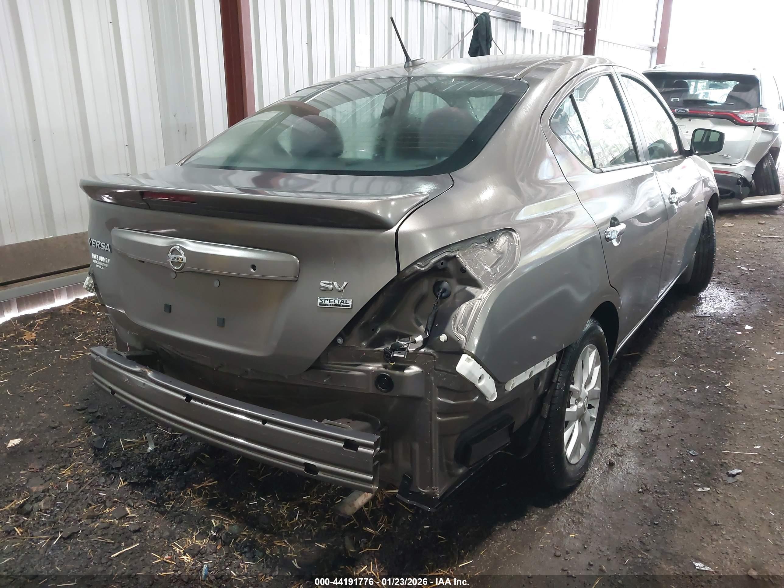 NISSAN VERSA image 4