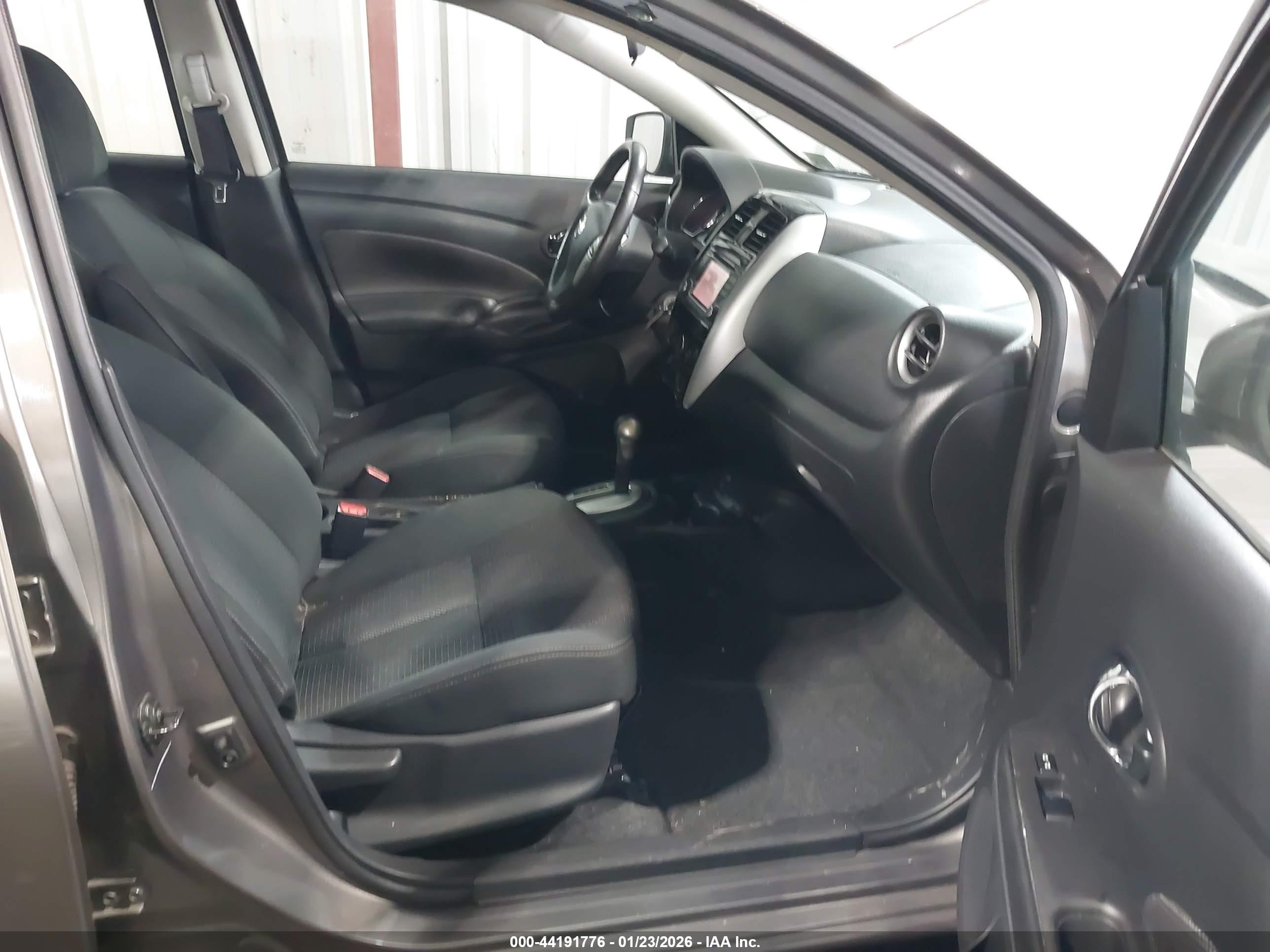 NISSAN VERSA image 5