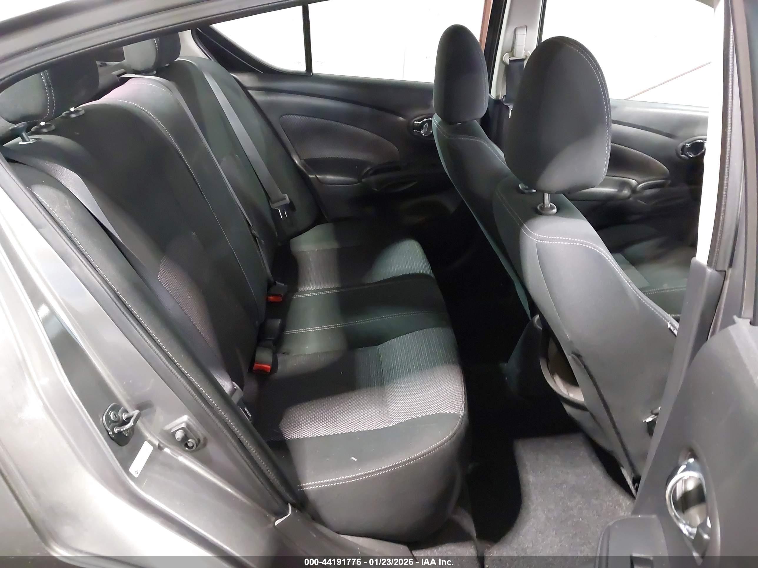 NISSAN VERSA image 8