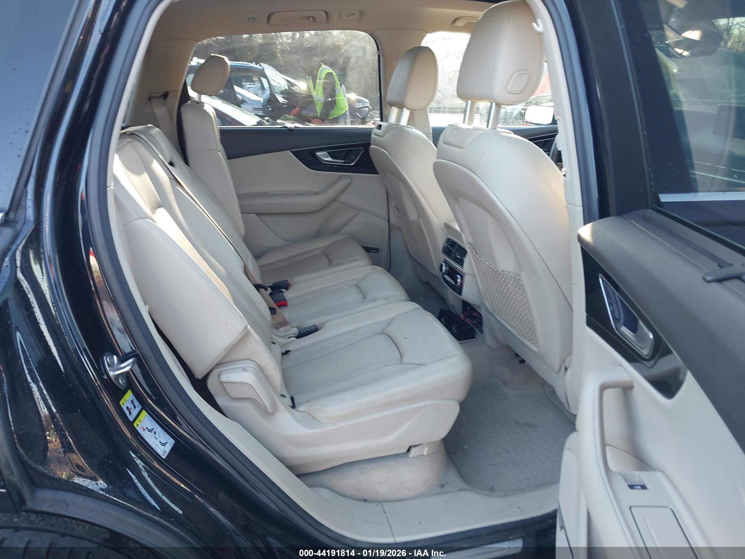 AUDI Q7 image 8