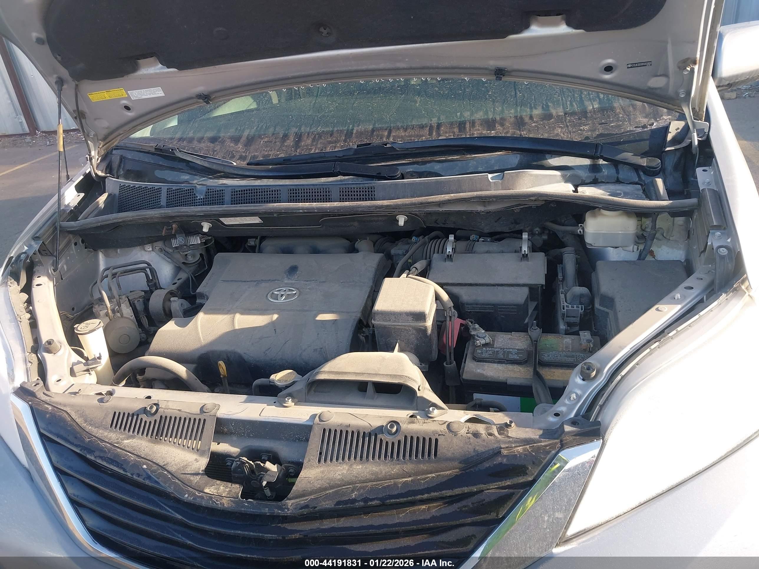 TOYOTA SIENNA image 10