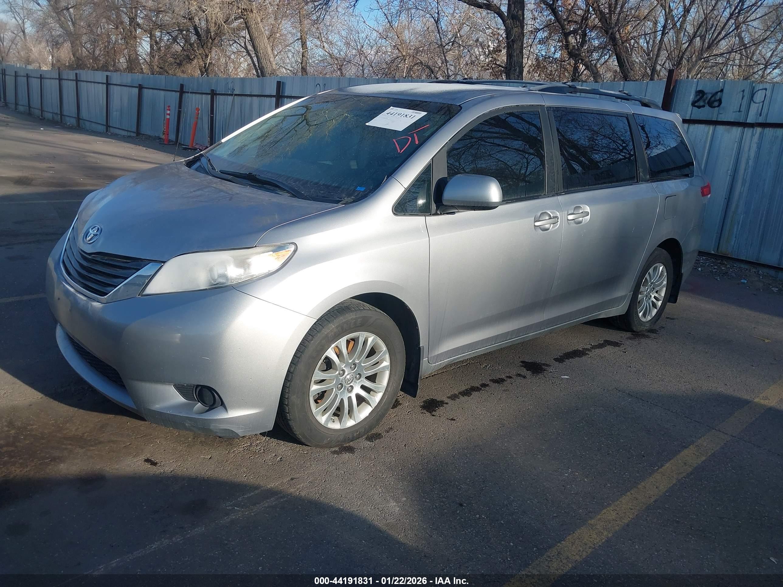TOYOTA SIENNA image 2