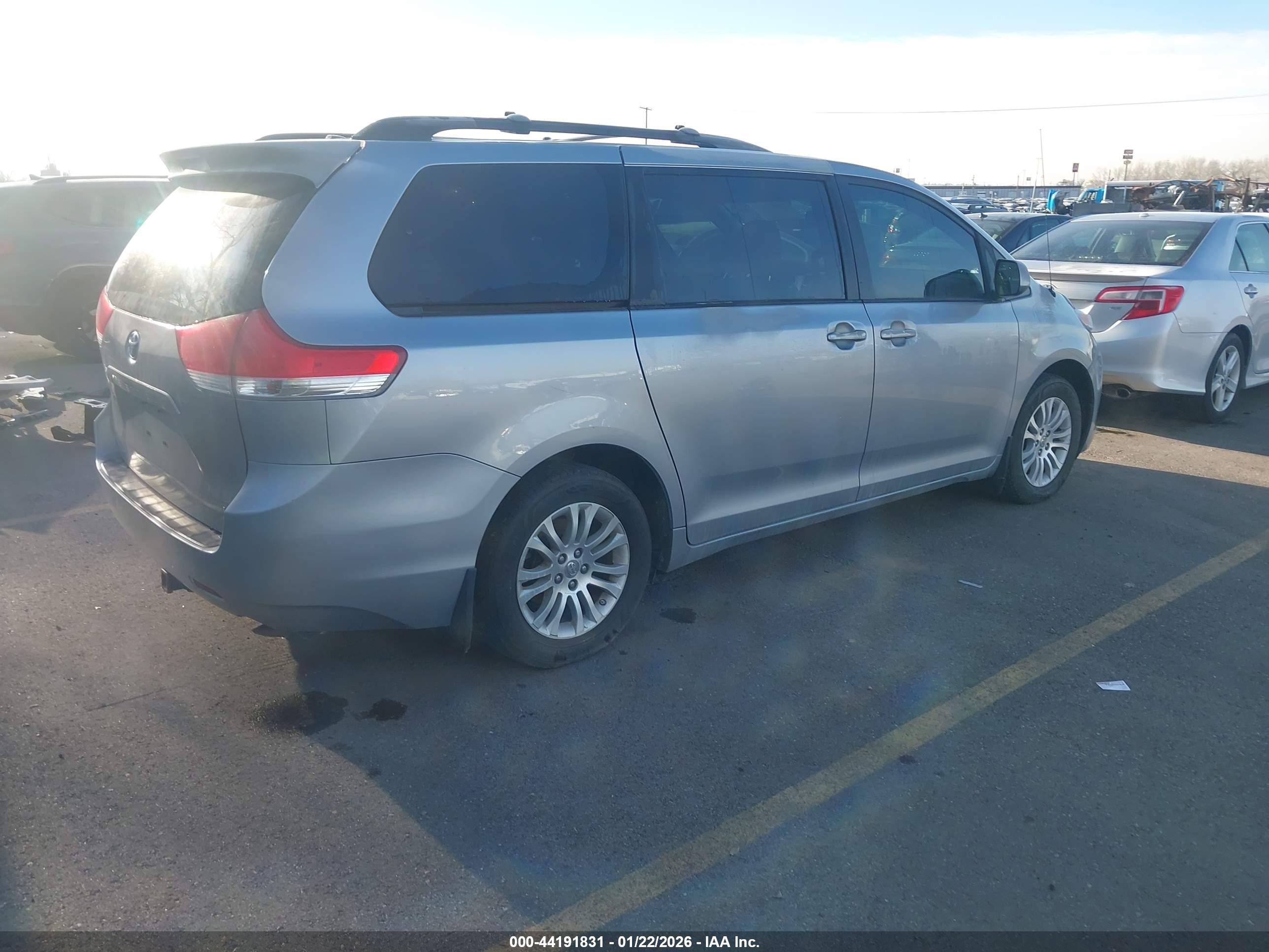 TOYOTA SIENNA image 4