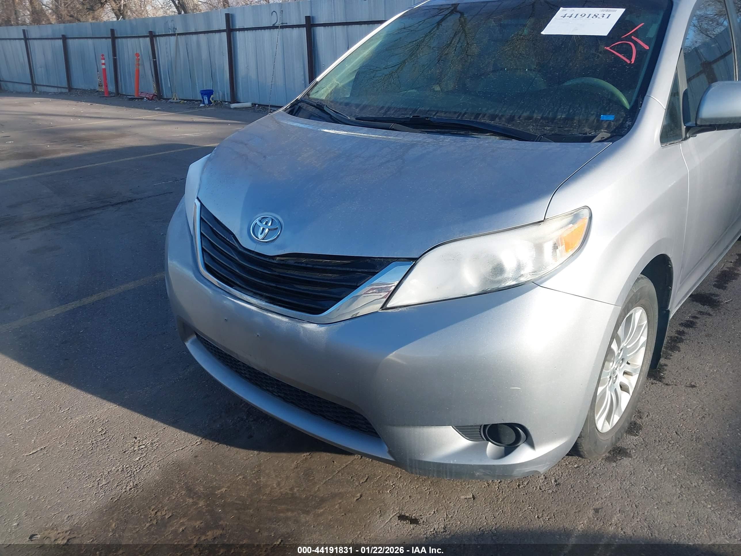 TOYOTA SIENNA image 6