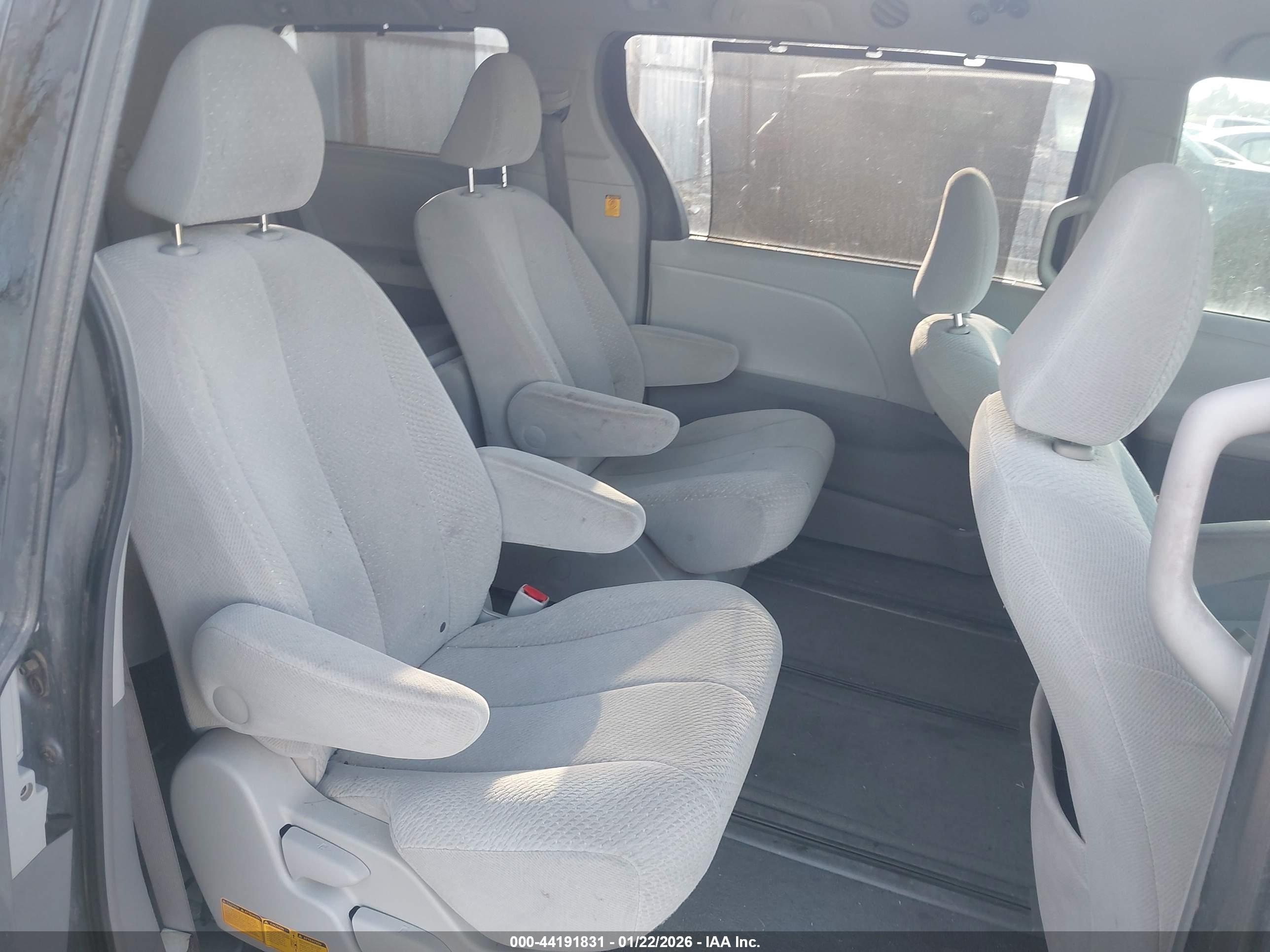 TOYOTA SIENNA image 8