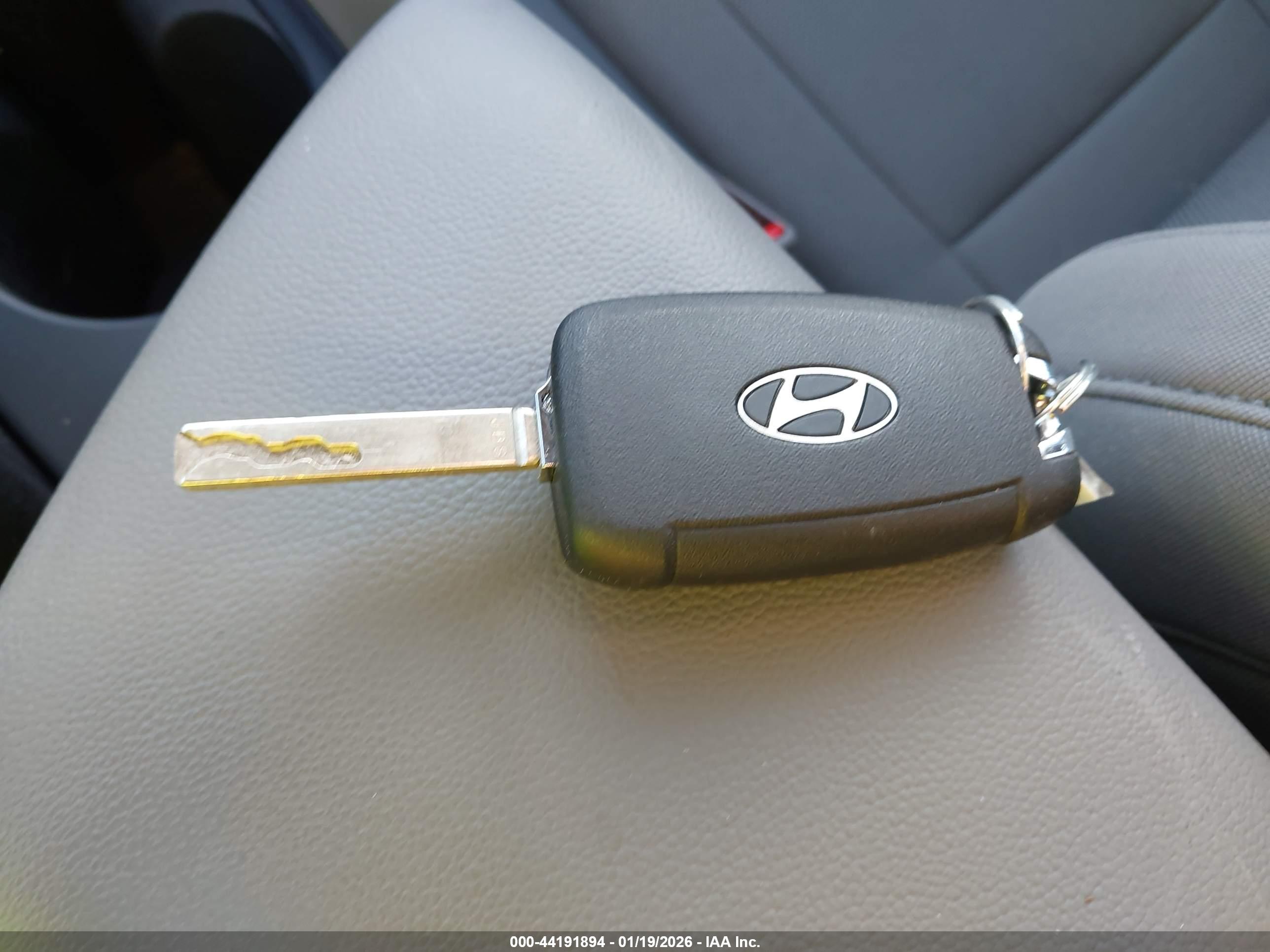 HYUNDAI ELANTRA image 11