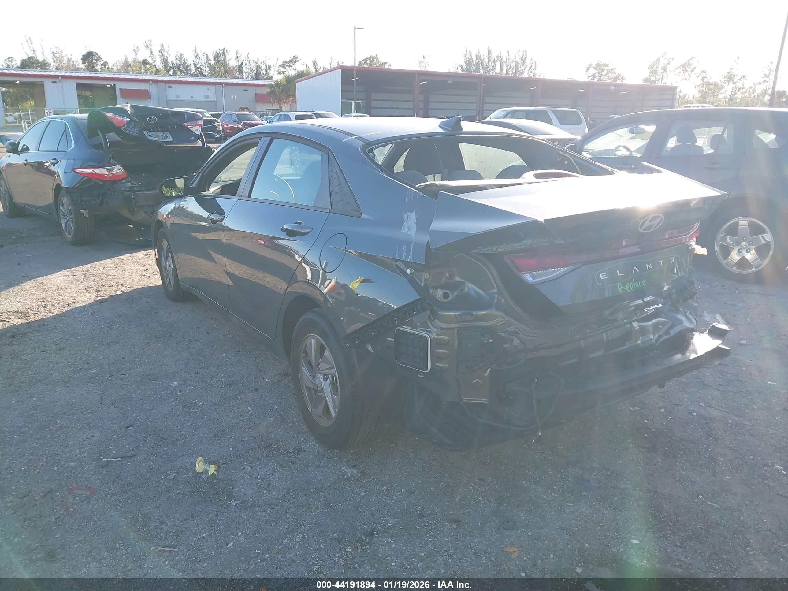 HYUNDAI ELANTRA image 3