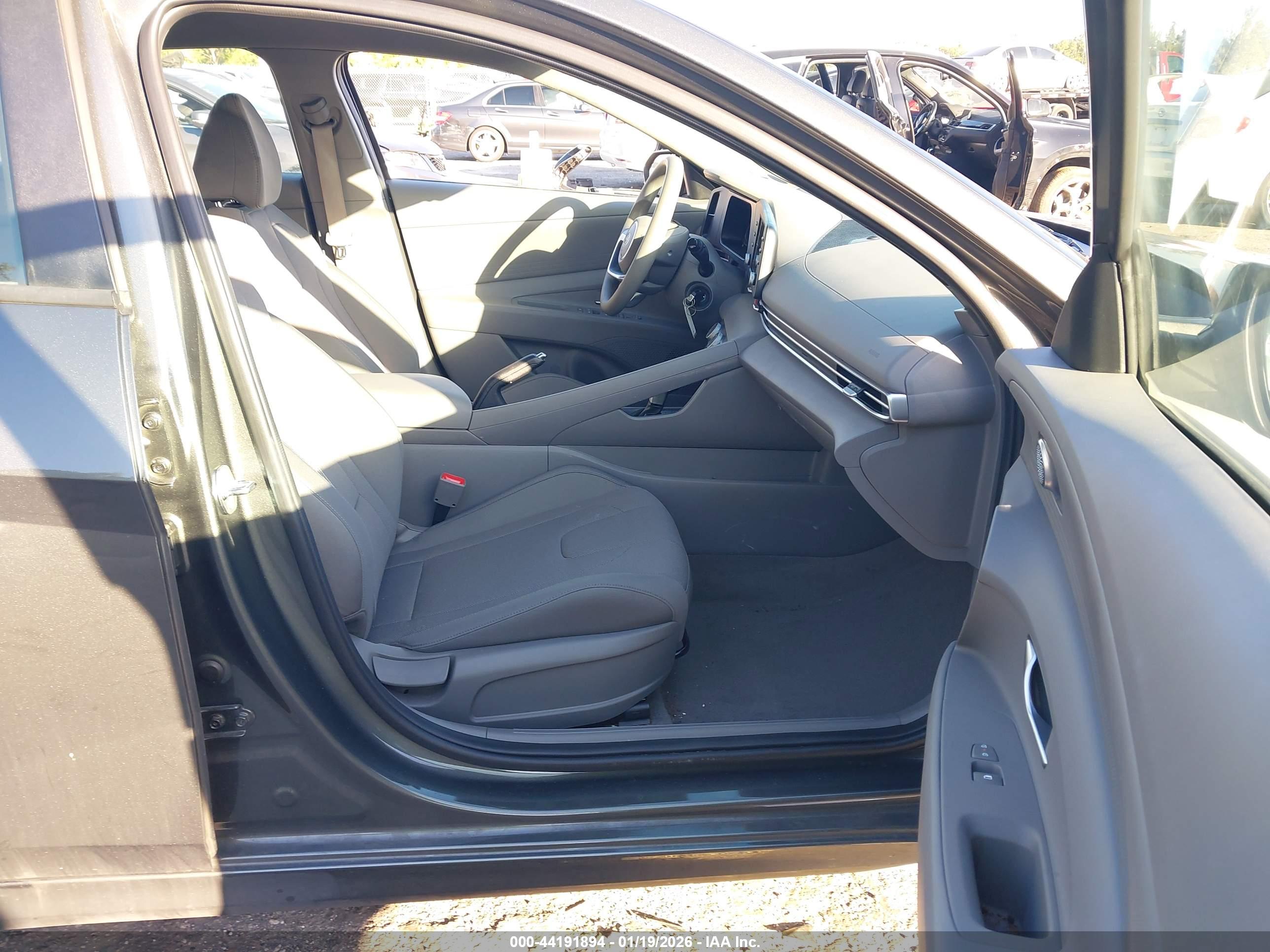 HYUNDAI ELANTRA image 5