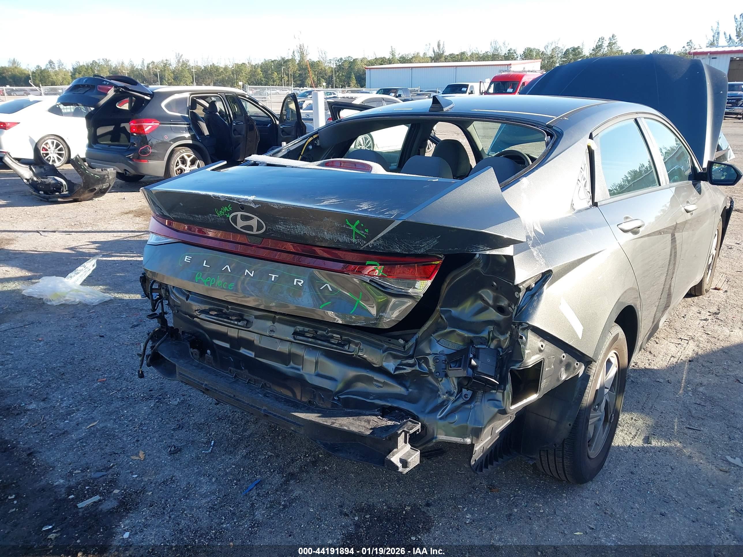 HYUNDAI ELANTRA image 6