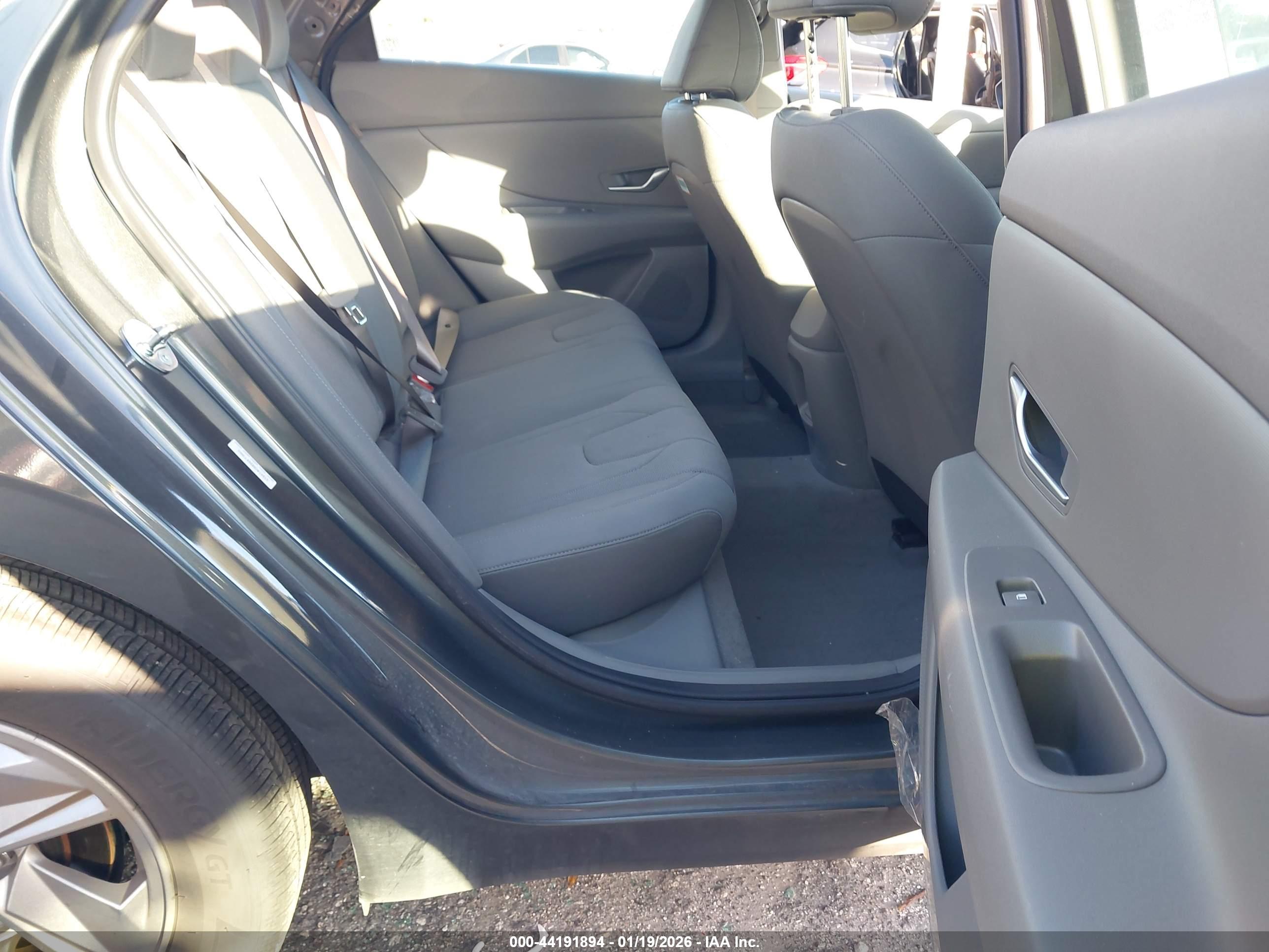 HYUNDAI ELANTRA image 8