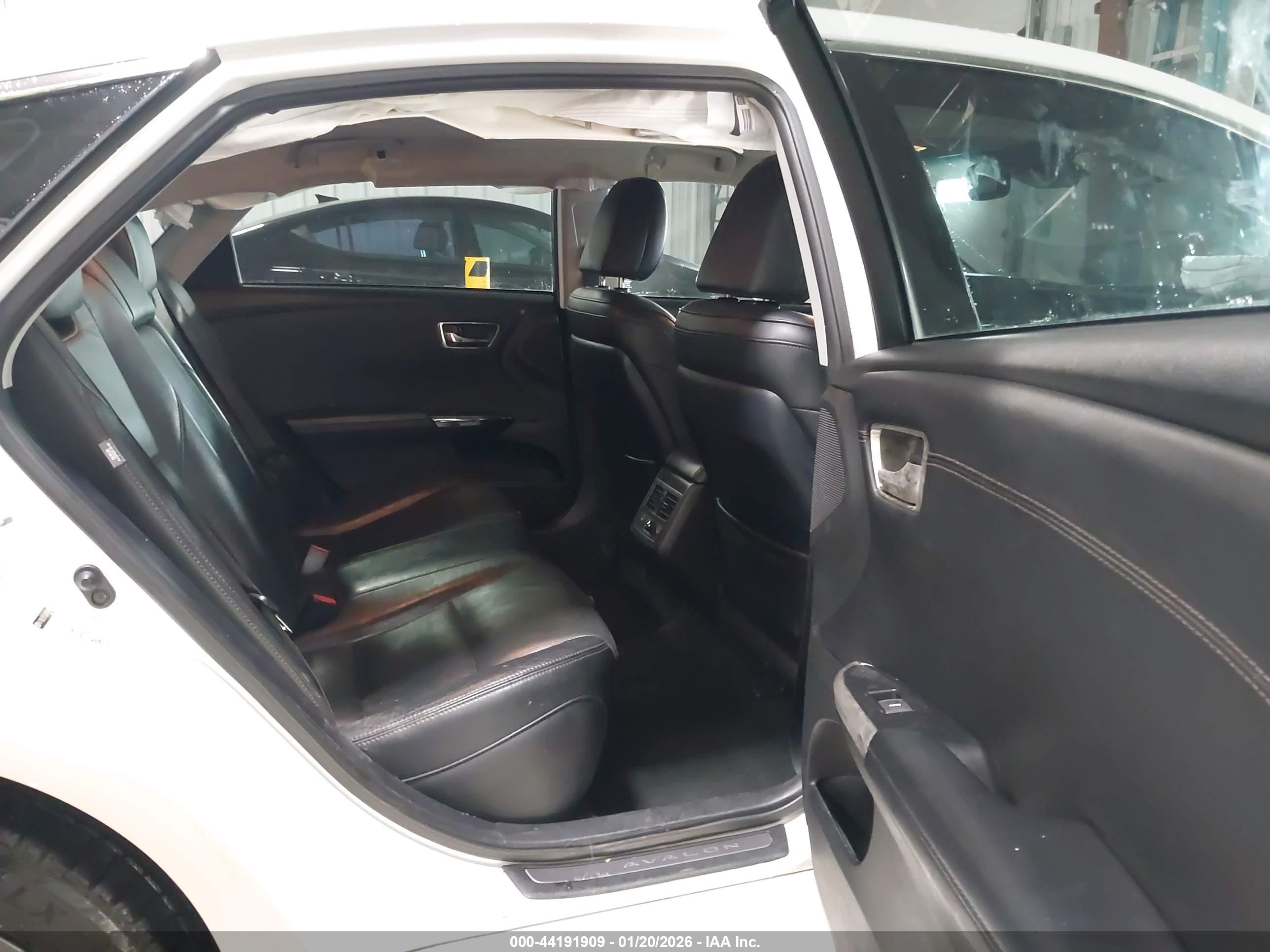 TOYOTA AVALON image 8