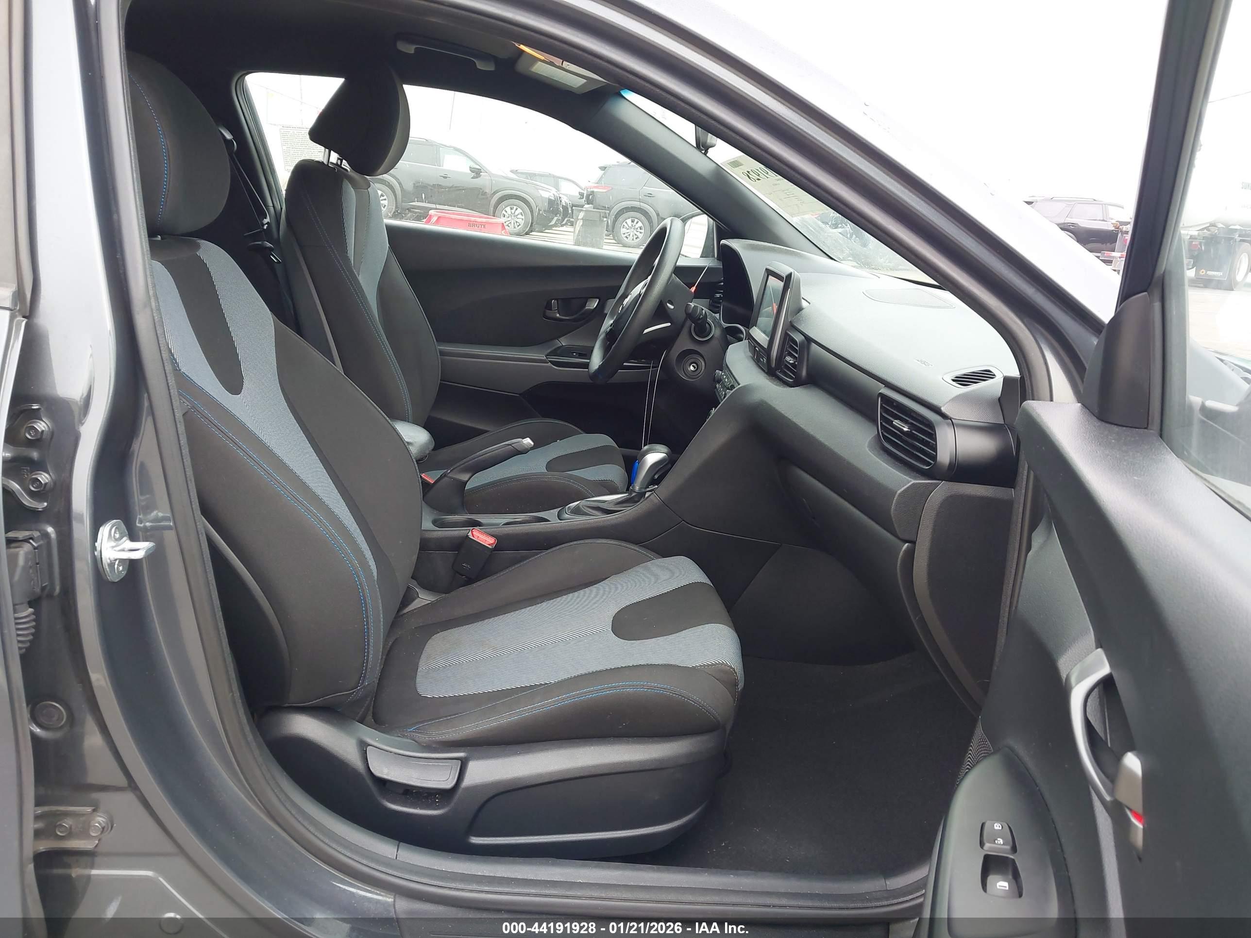 HYUNDAI VELOSTER image 5