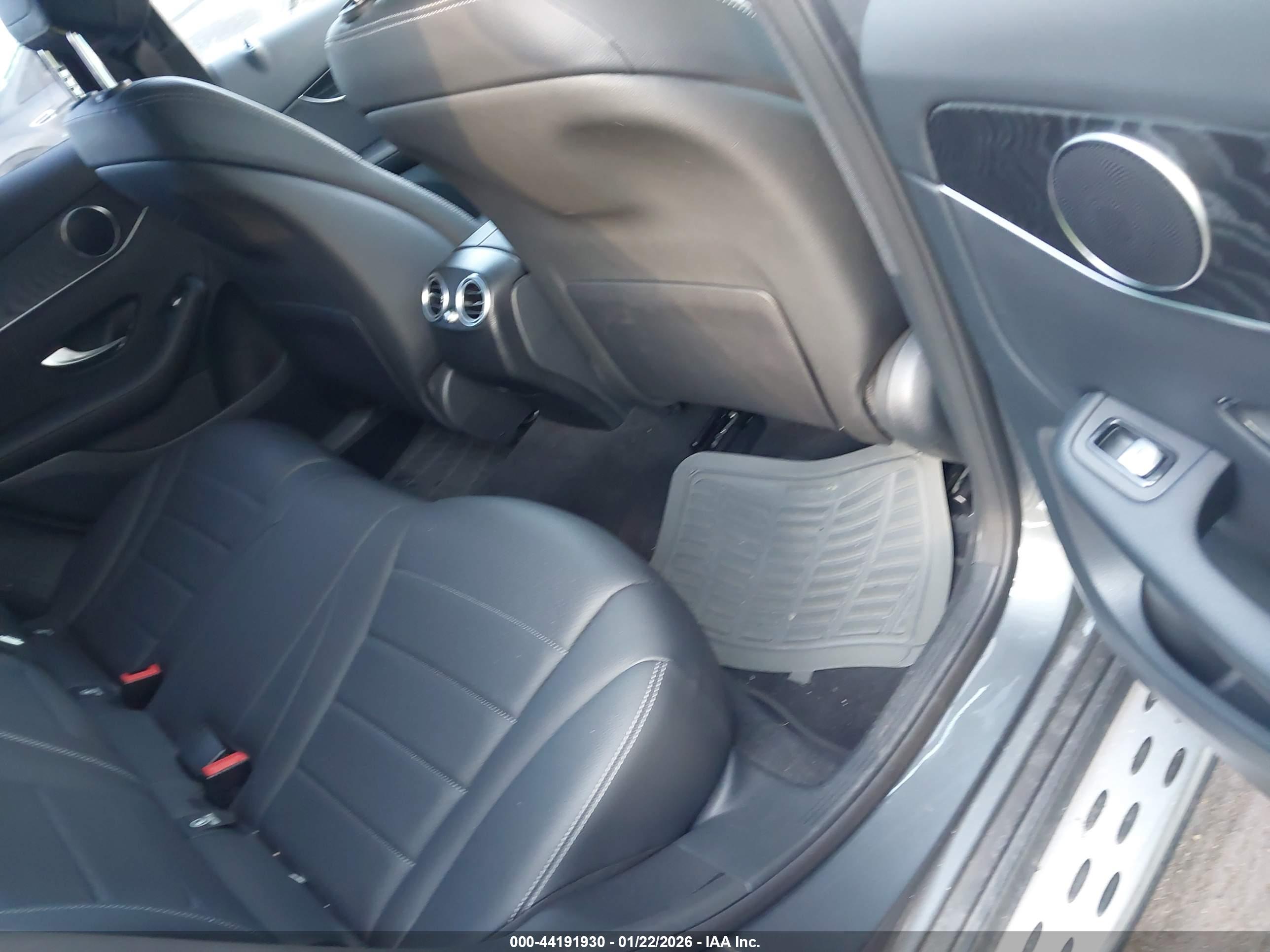 MERCEDES-BENZ GLC image 8
