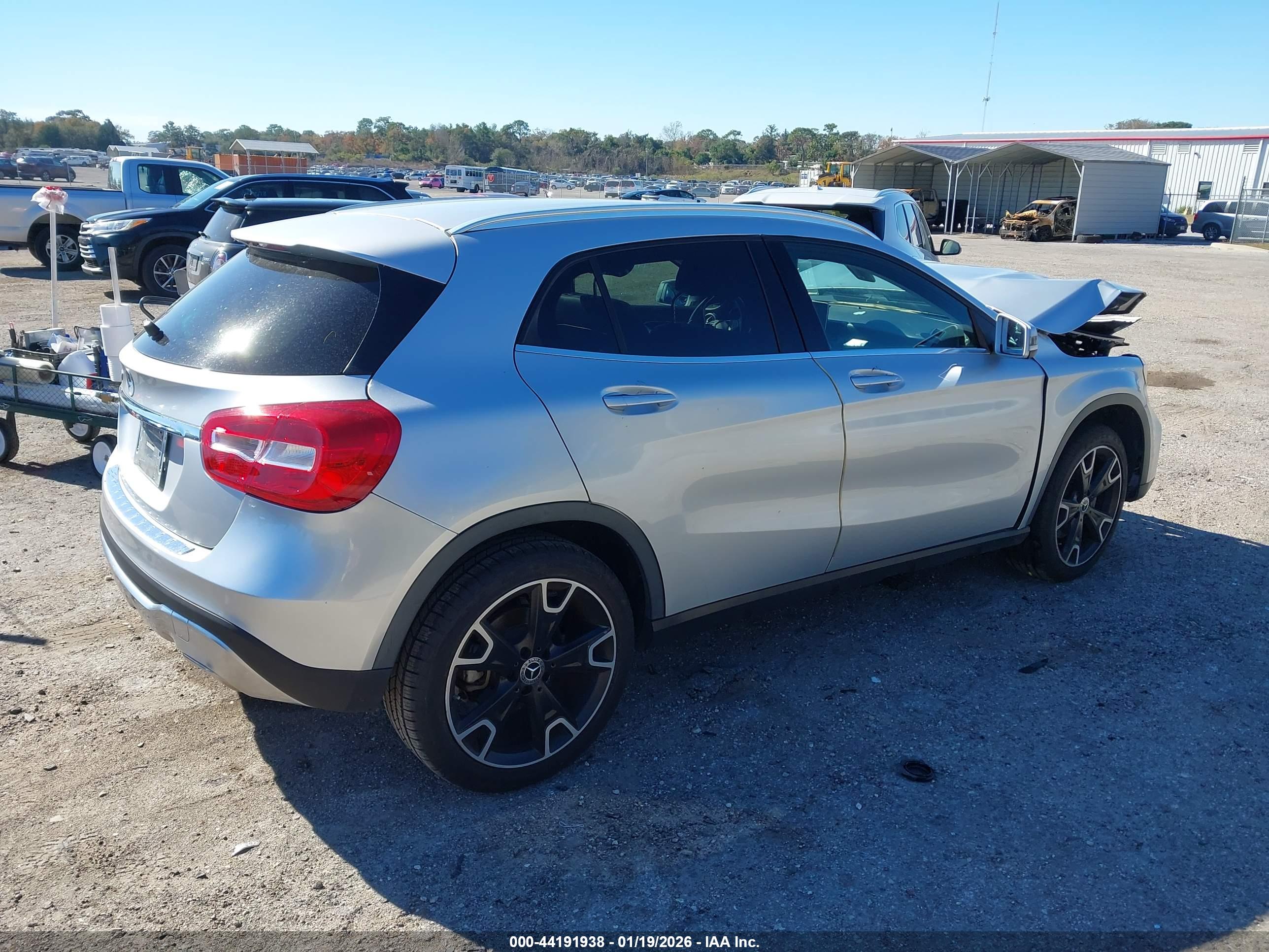MERCEDES-BENZ GLA image 4
