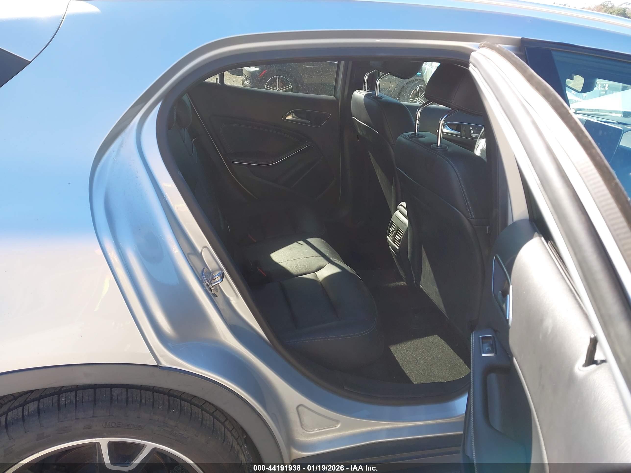 MERCEDES-BENZ GLA image 8