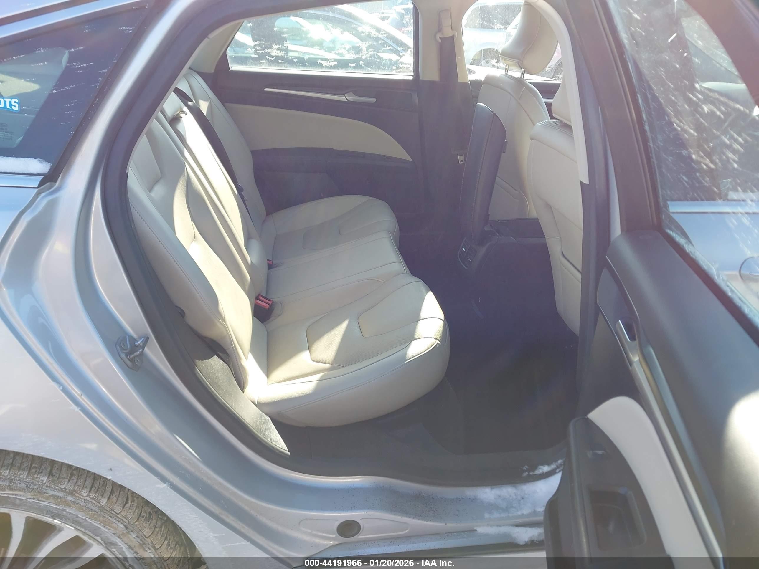 FORD FUSION image 8